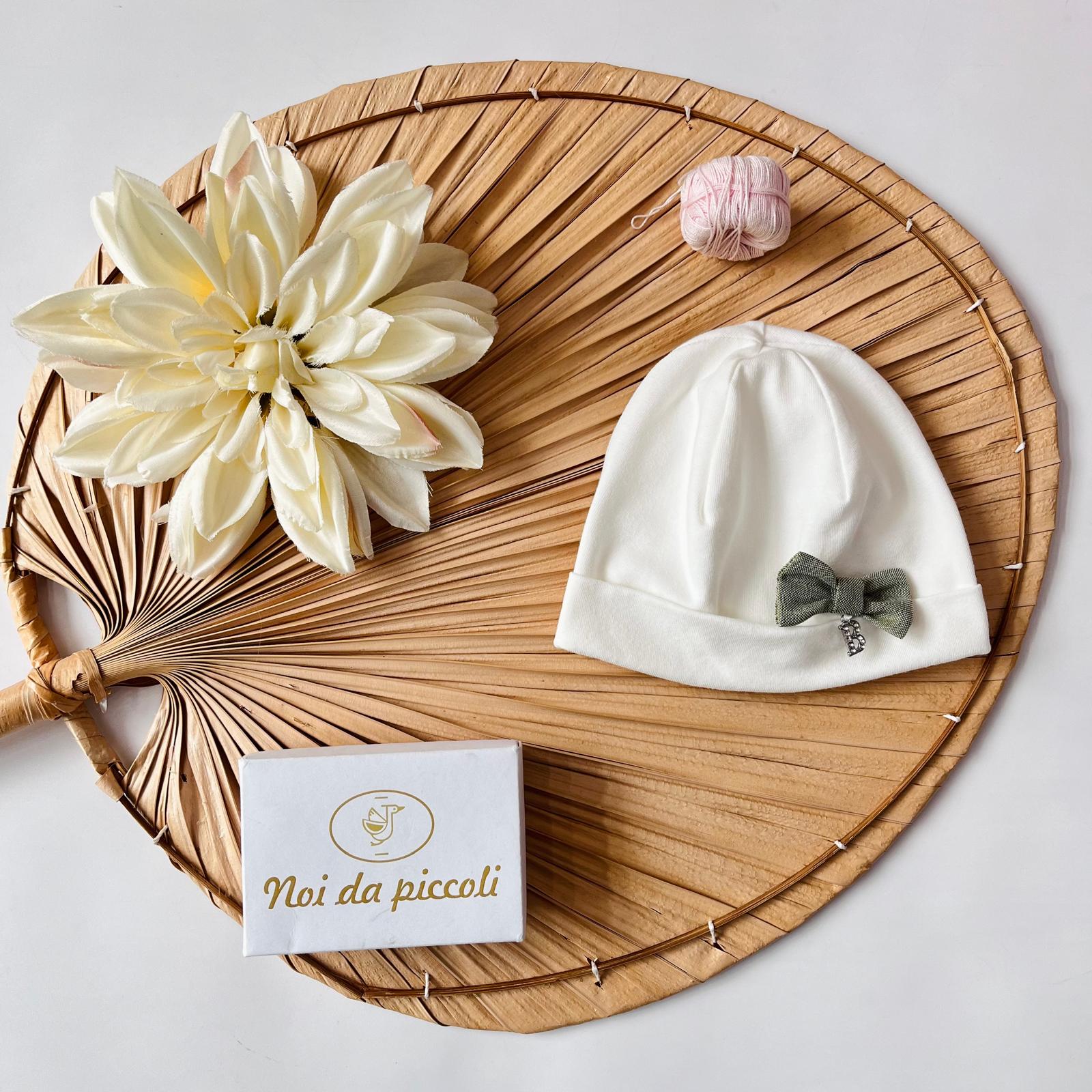 CAPPELLINO BIANCO CON FIOCCHETTO VERDE - Noi da piccoli