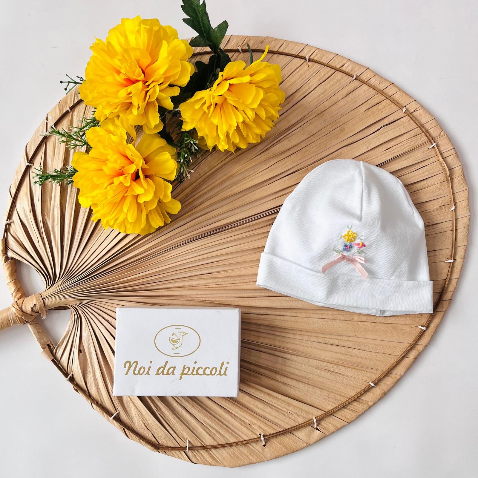 CAPPELLINO BIANCO CON FIORELLINI - Noi da piccoli