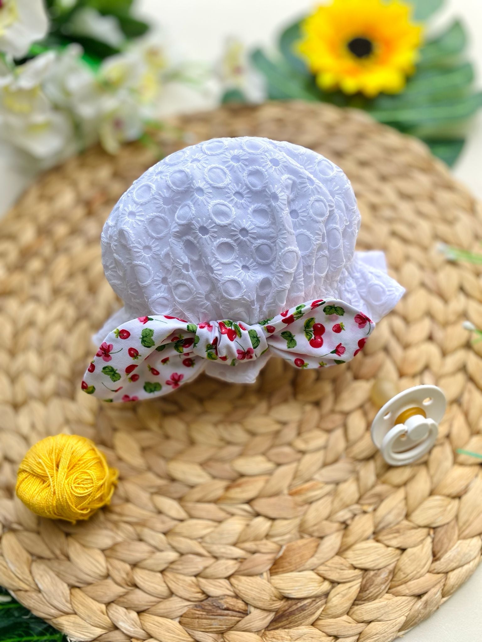 CAPPELLINO BIANCO RICAMATO CON FIOCCHETTINO CON CILIEGINE - Noi da piccoli