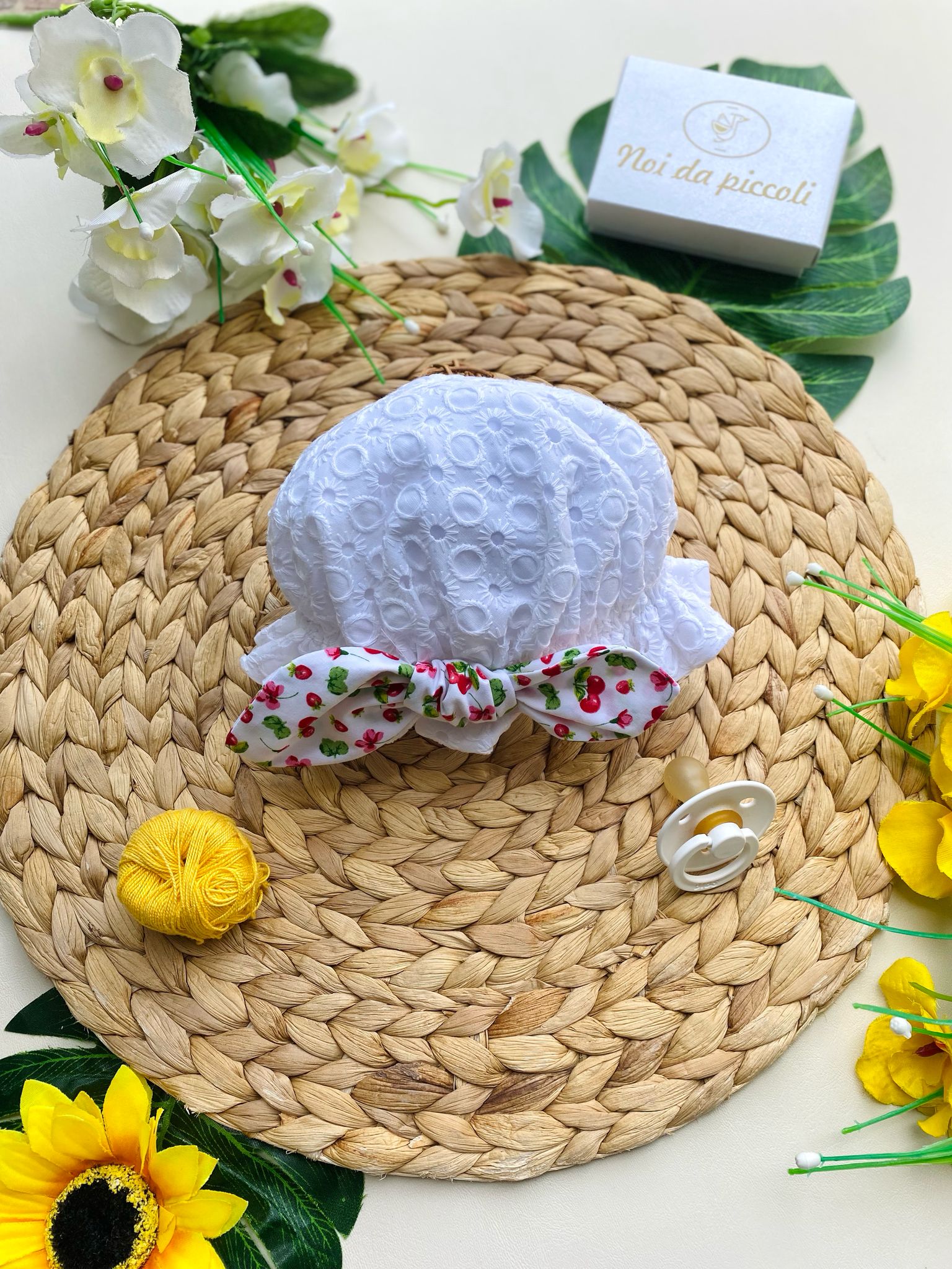 CAPPELLINO BIANCO RICAMATO CON FIOCCHETTINO CON CILIEGINE - Noi da piccoli