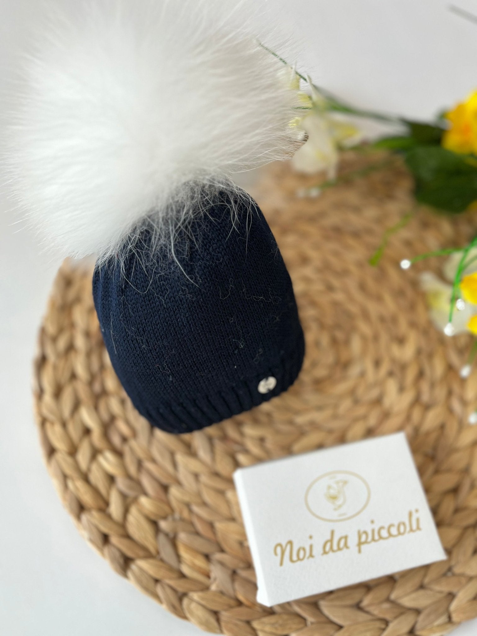 CAPPELLINO BLU CON PON POM IN VOLPE BIANCO - Noi da piccoli