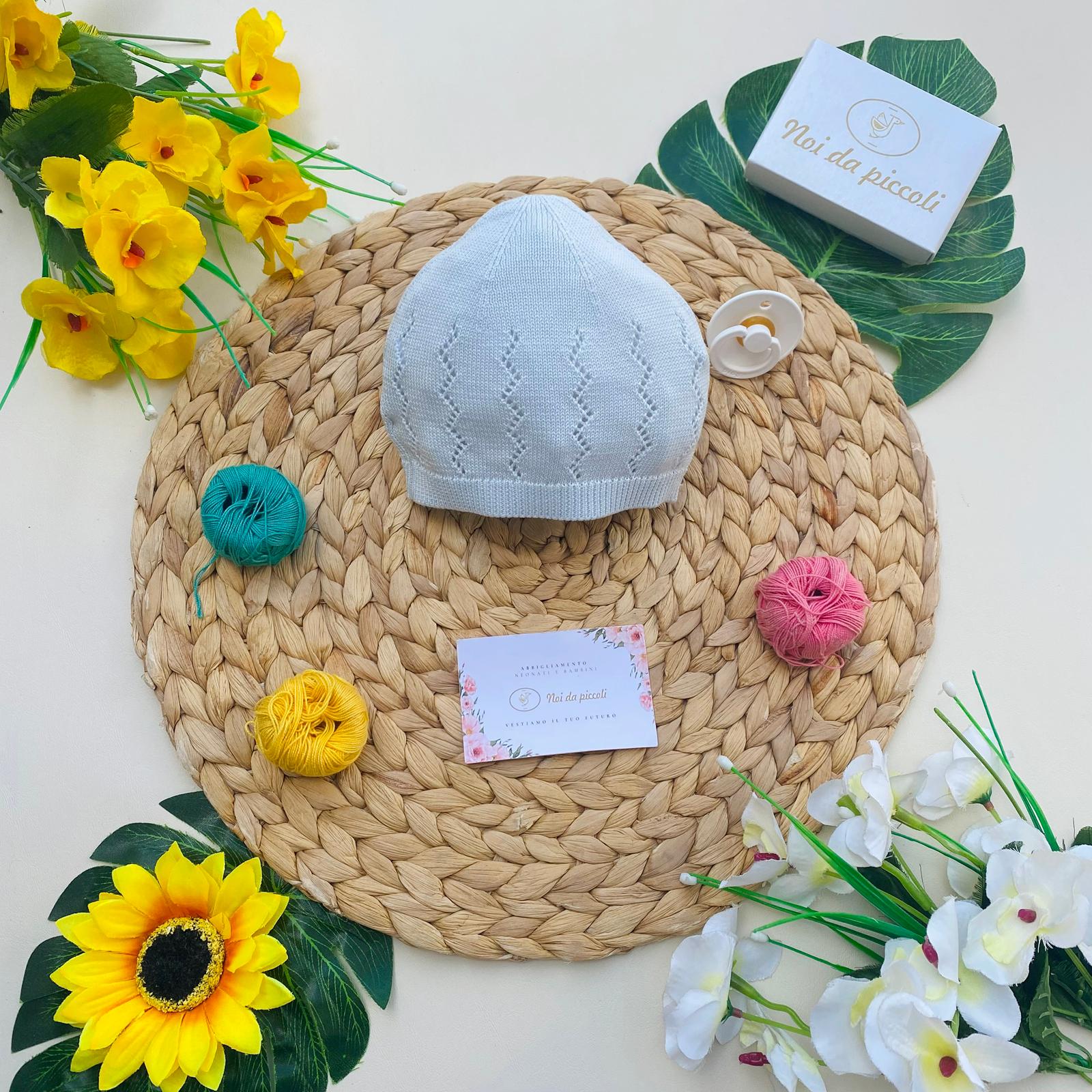 CAPPELLINO CIELO CON RICAMI VERTICALI - Noi da piccoli