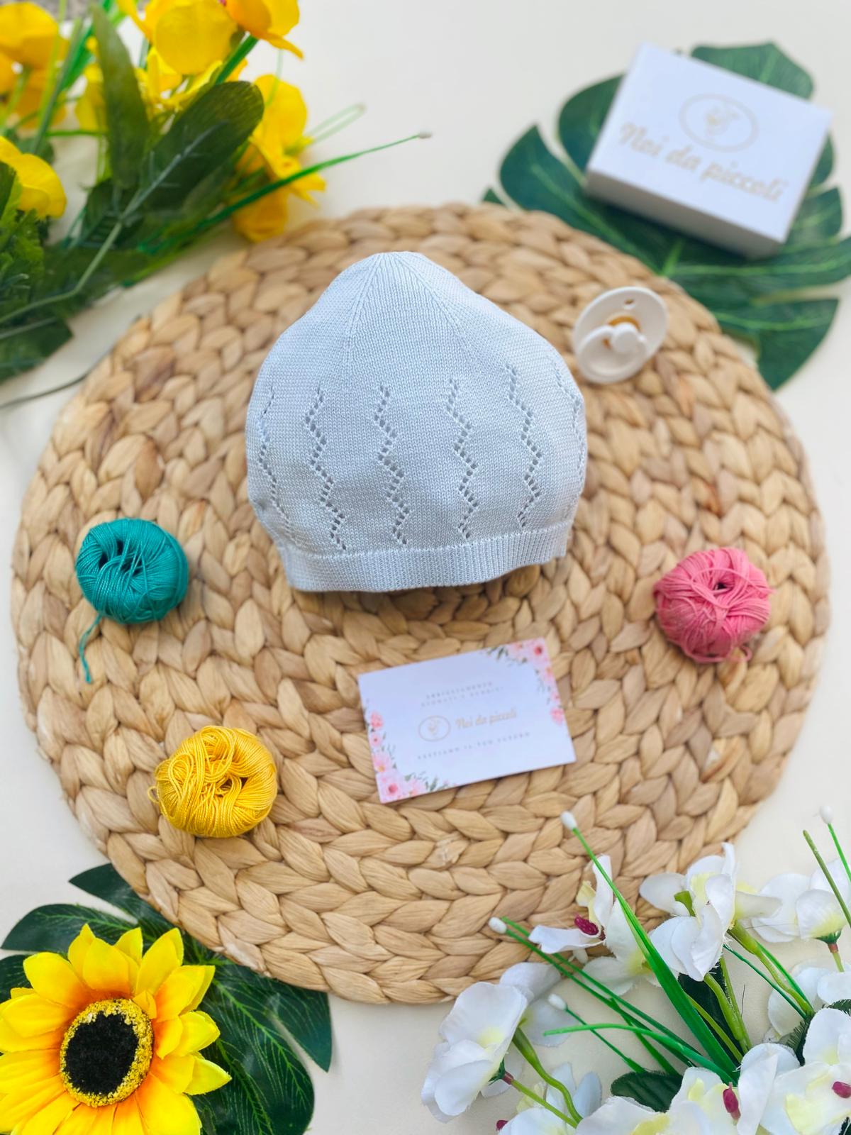 CAPPELLINO CIELO CON RICAMI VERTICALI - Noi da piccoli