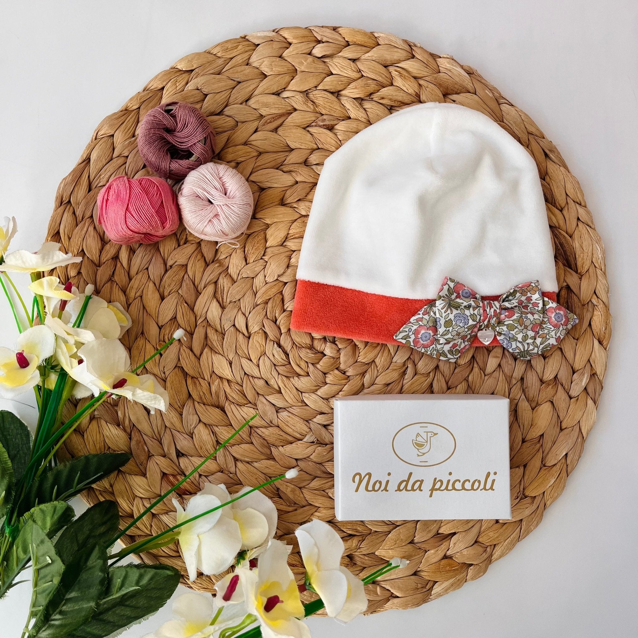 CAPPELLINO CINIGLIA PANNA FIORI ARANCIO E VERDI - Noi da piccoli