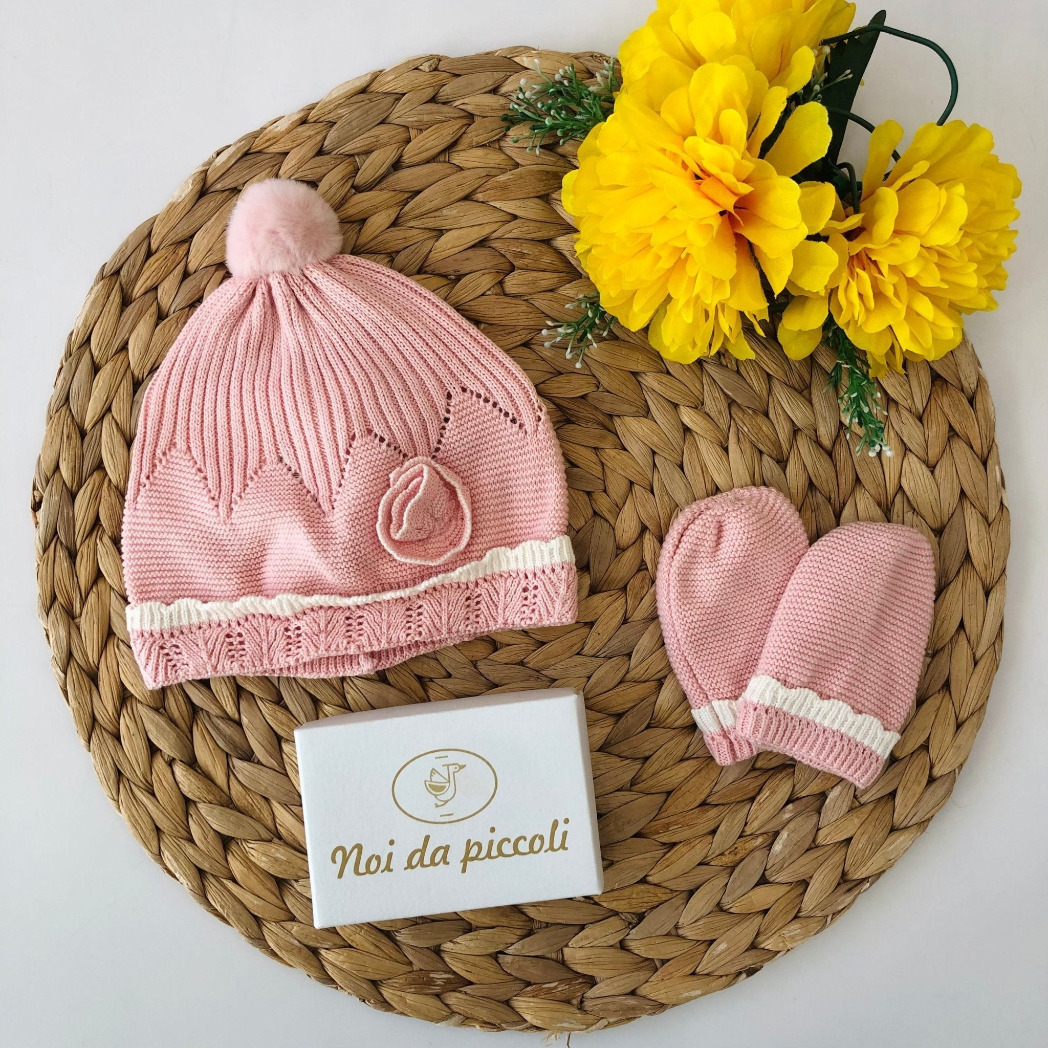 CAPPELLINO CON GUANTINI IN FILATO CALDO ROSA - Noi da piccoli