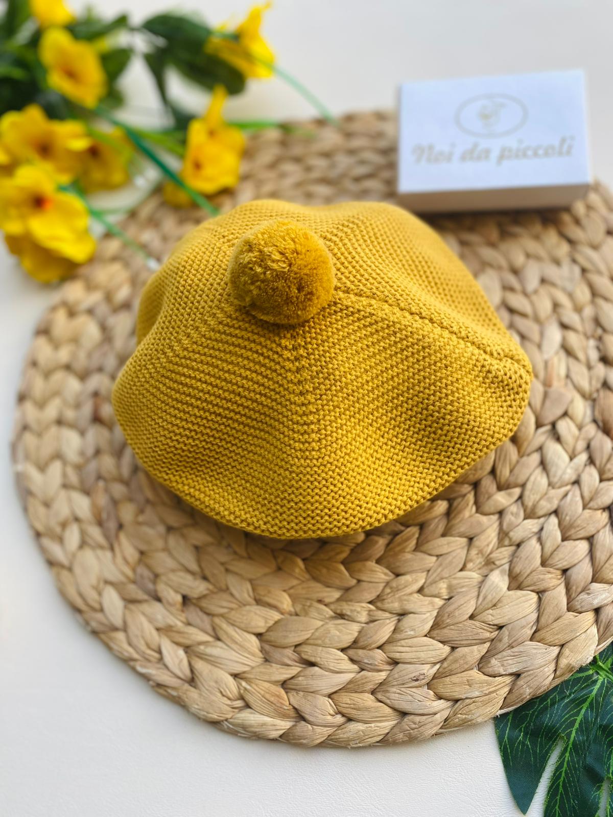 CAPPELLINO CON POM - POM 100% ACRILICO GIALLO SENAPE - Noi da piccoli