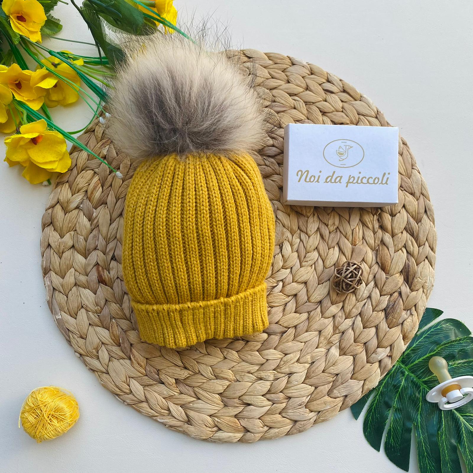 CAPPELLINO CON POM - POM 100% ACRILICO GIALLO SENAPE - Noi da piccoli