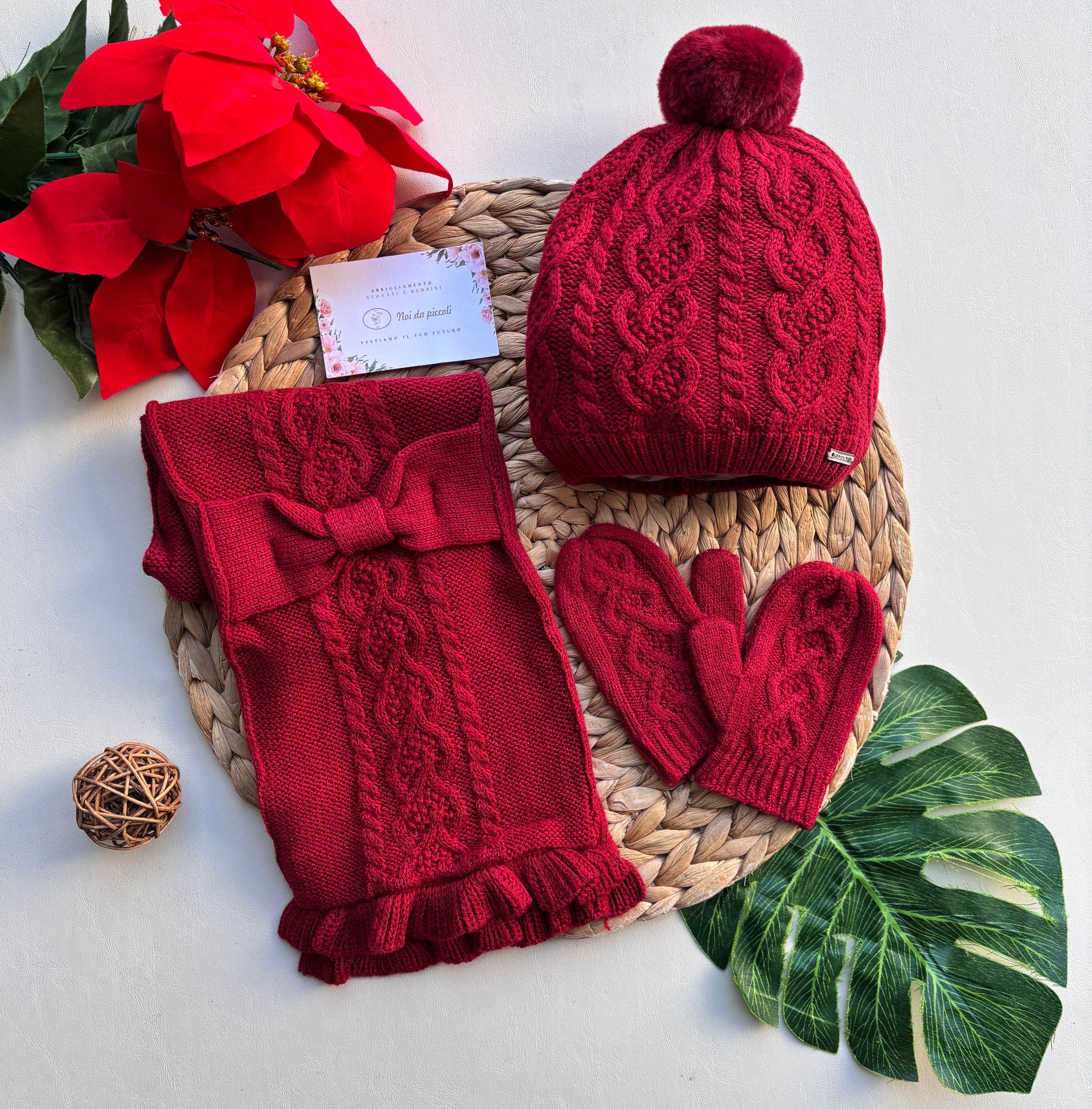 CAPPELLINO CON POMPON,SCIARPA E GUANTINI GUINDA - Noi da piccoli