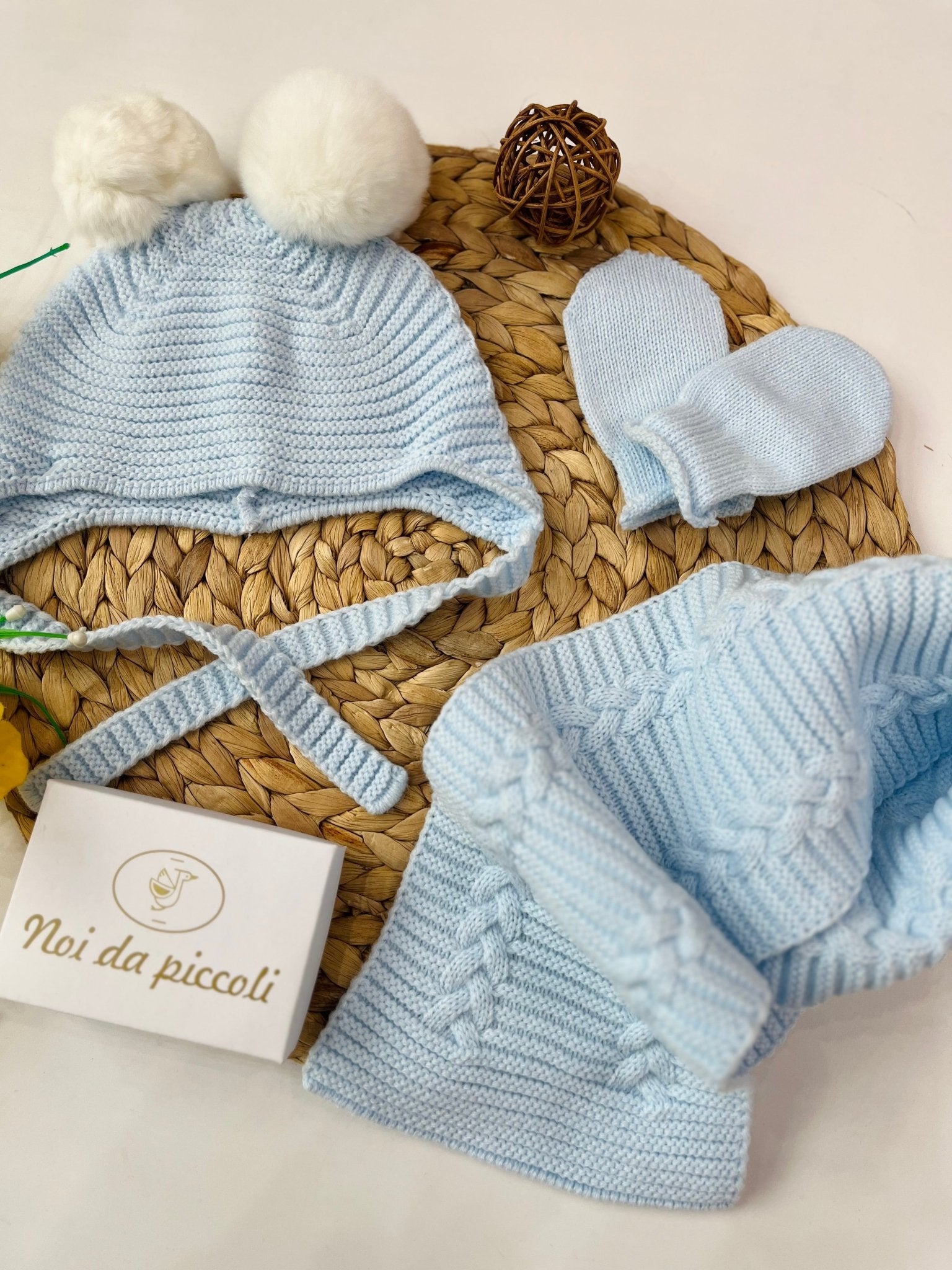 CAPPELLINO CON SCIARPA E GUANTINI CIELO - Noi da piccoli