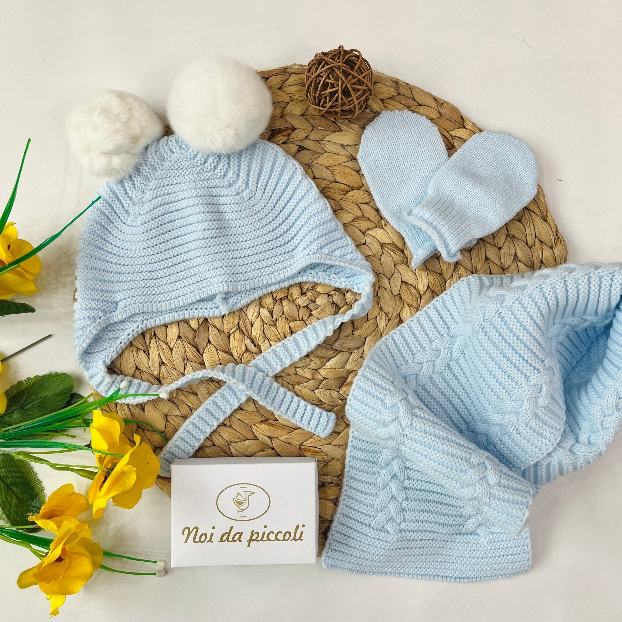 CAPPELLINO CON SCIARPA E GUANTINI CIELO - Noi da piccoli