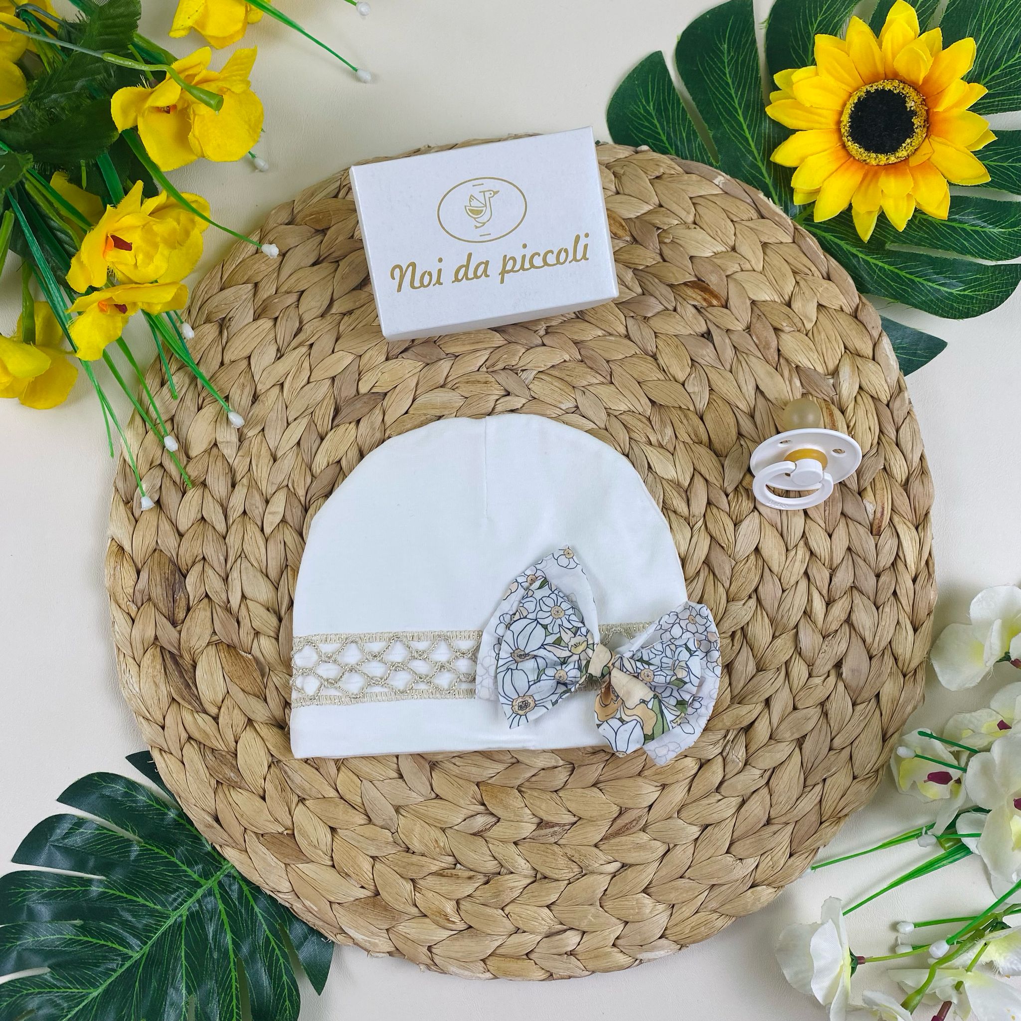 cappellino Cotone bianco con fiocchetto colorato - Noi da piccoli