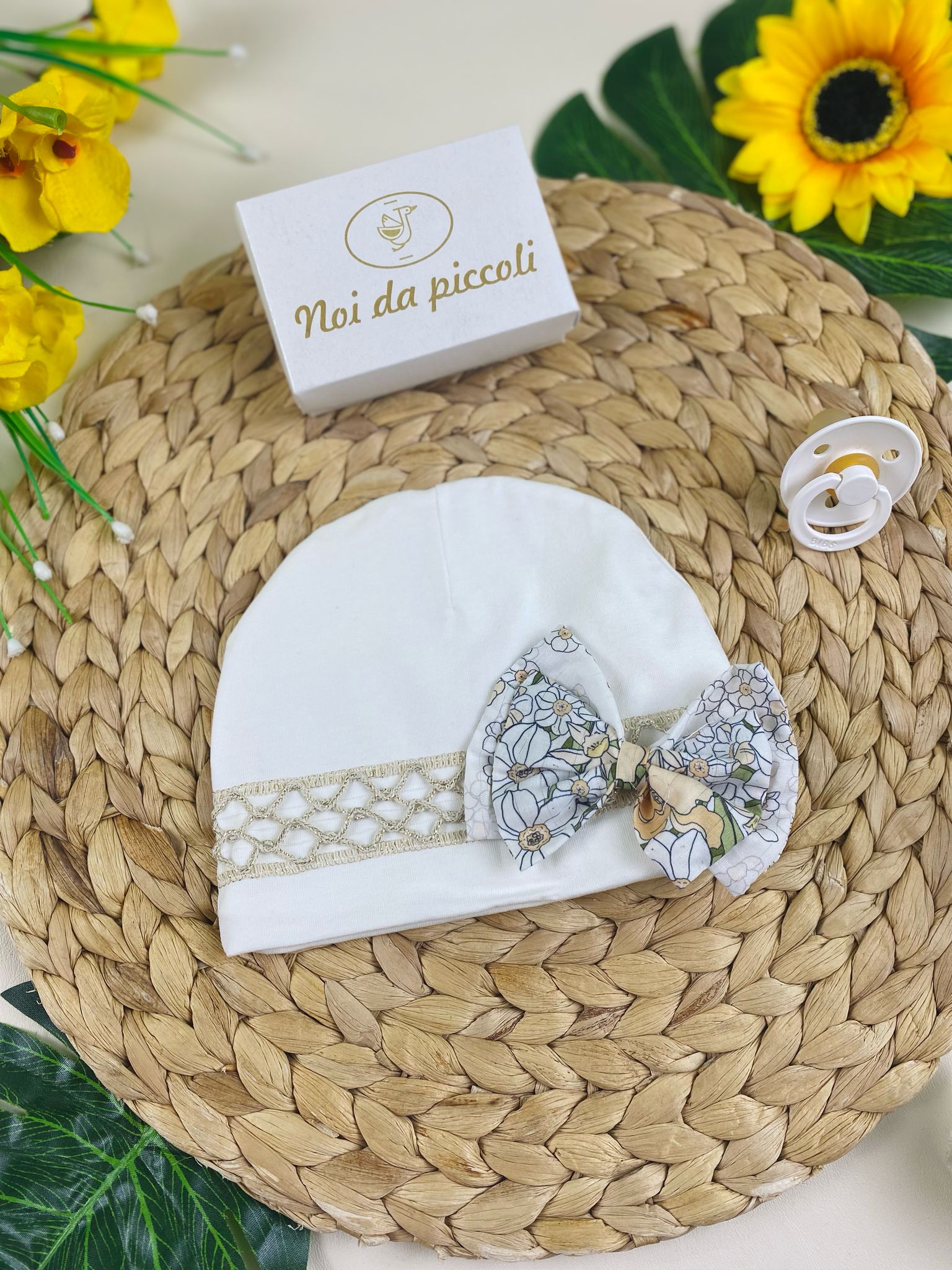 cappellino Cotone bianco con fiocchetto colorato - Noi da piccoli