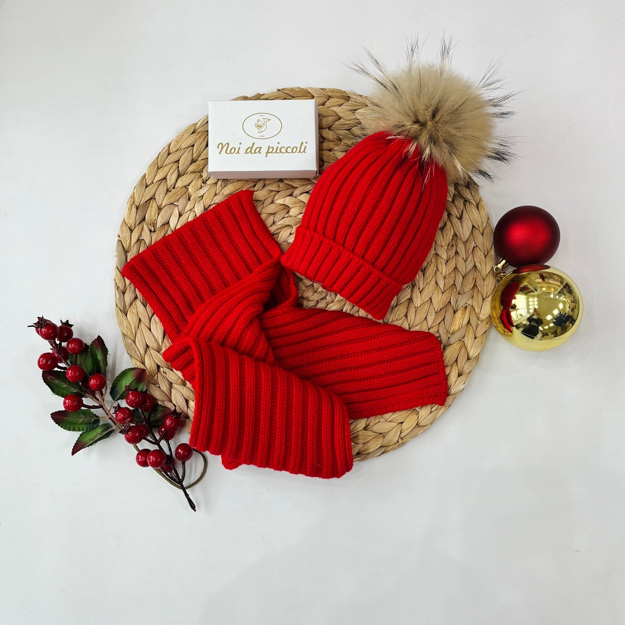 CAPPELLINO E SCIARPA CON PONPON ECOLOGICA ROSSO - Noi da piccoli