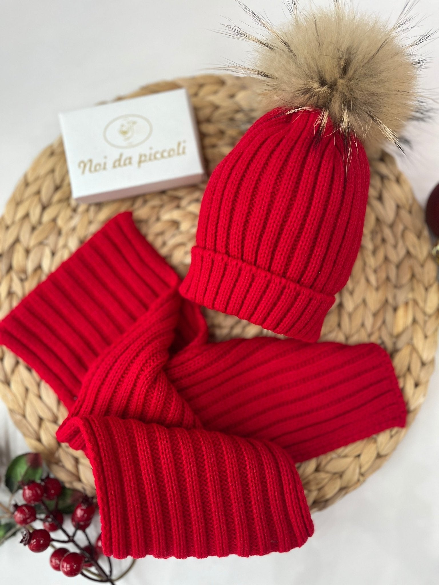 CAPPELLINO E SCIARPA CON PONPON ECOLOGICA ROSSO - Noi da piccoli
