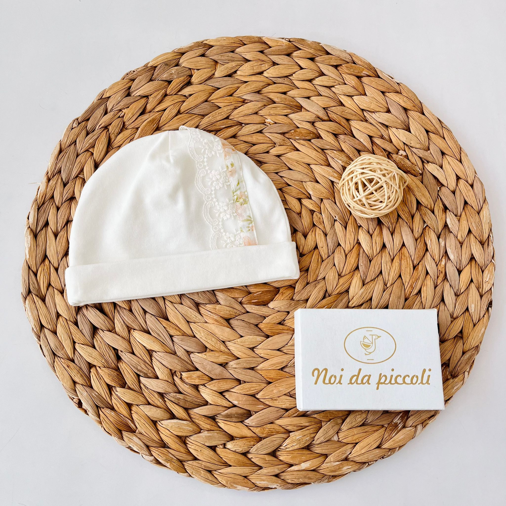CAPPELLINO FIORI 100 % COTONE BIANCO - Noi da piccoli