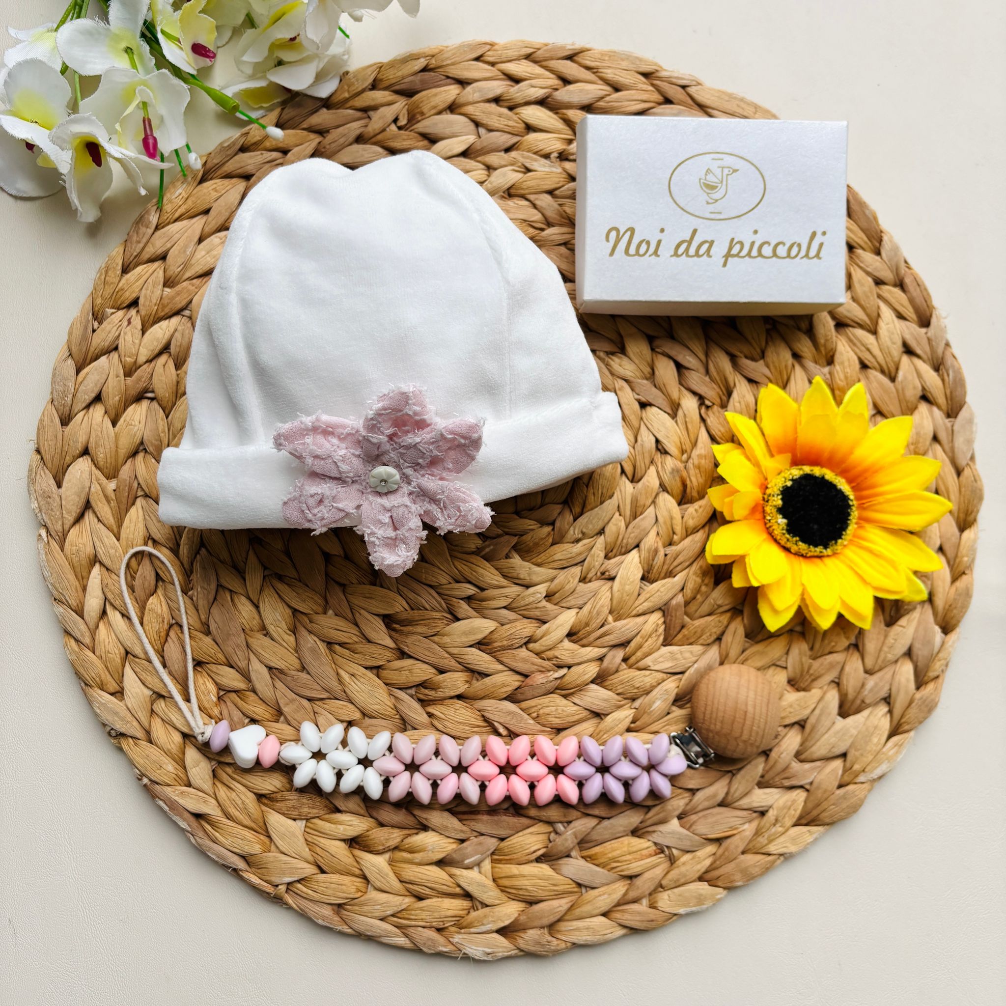 CAPPELLINO IN CINIGLIA CON FIORELLINO RICAMATO BIANCO ROSA - Noi da piccoli