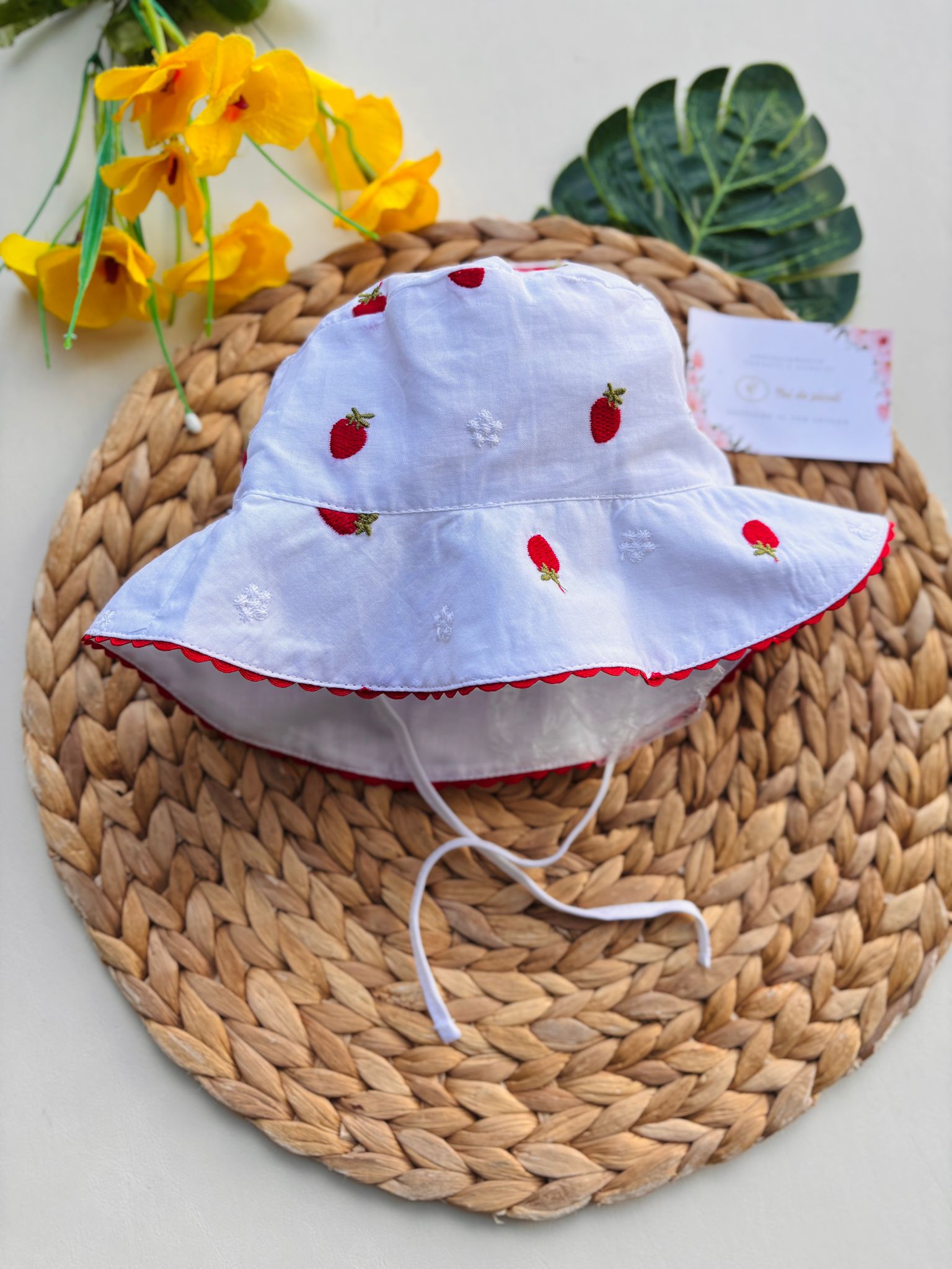 CAPPELLINO IN COTONE CON FRAGOLINE BIANCO - Noi da piccoli