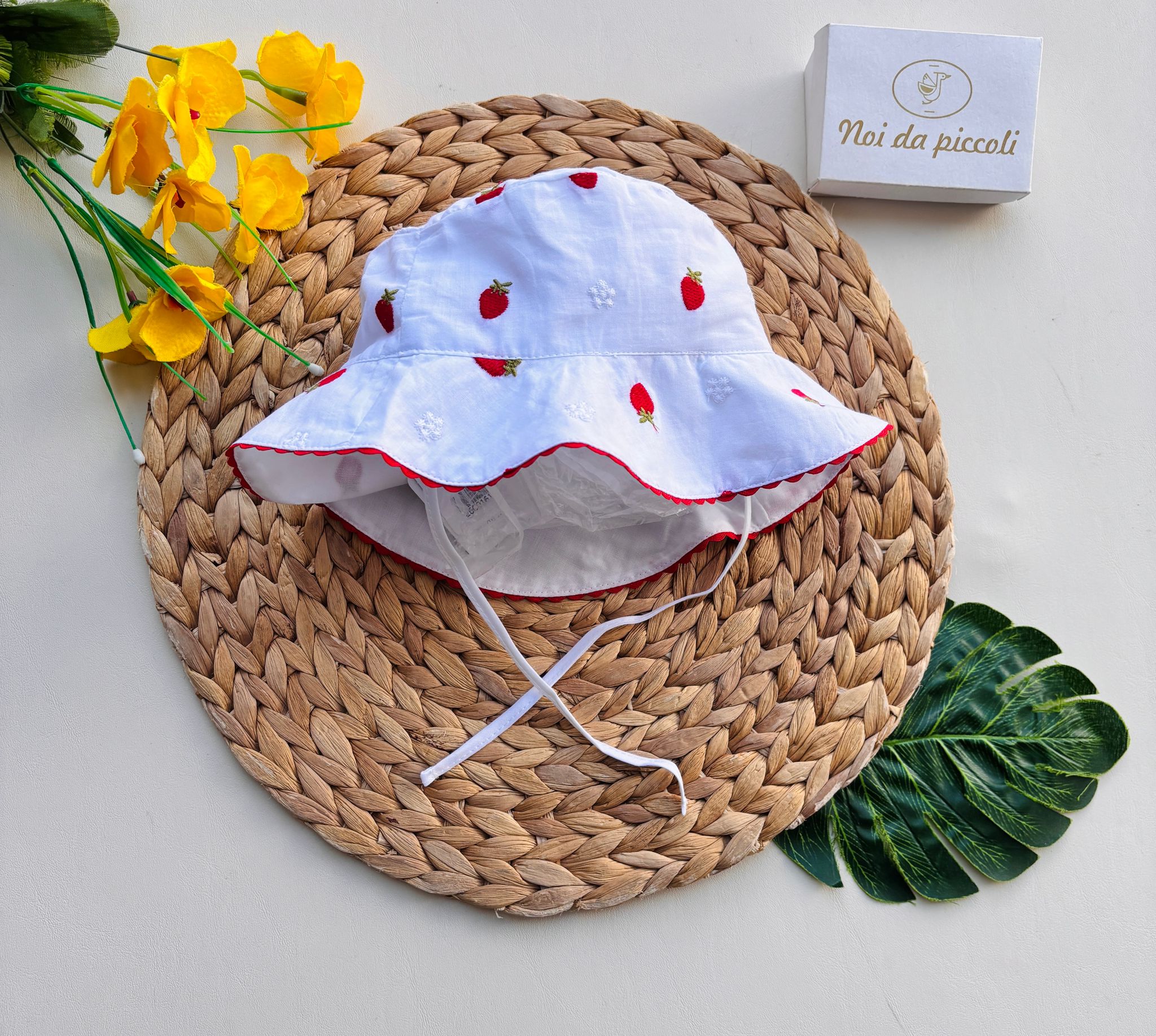 CAPPELLINO IN COTONE CON FRAGOLINE BIANCO - Noi da piccoli