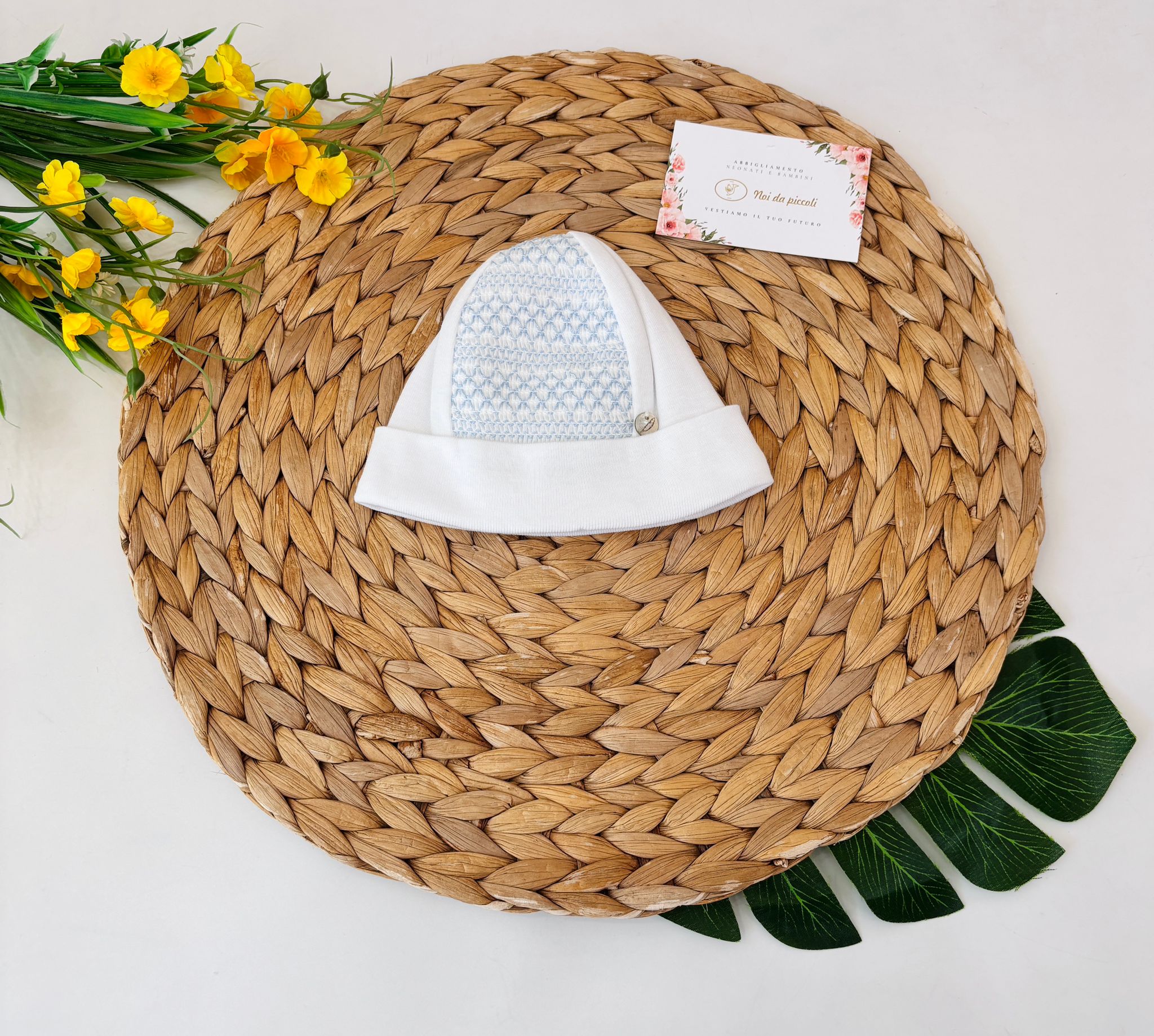CAPPELLINO IN COTONE CON RICAMI BIANCO CIELO - Noi da piccoli