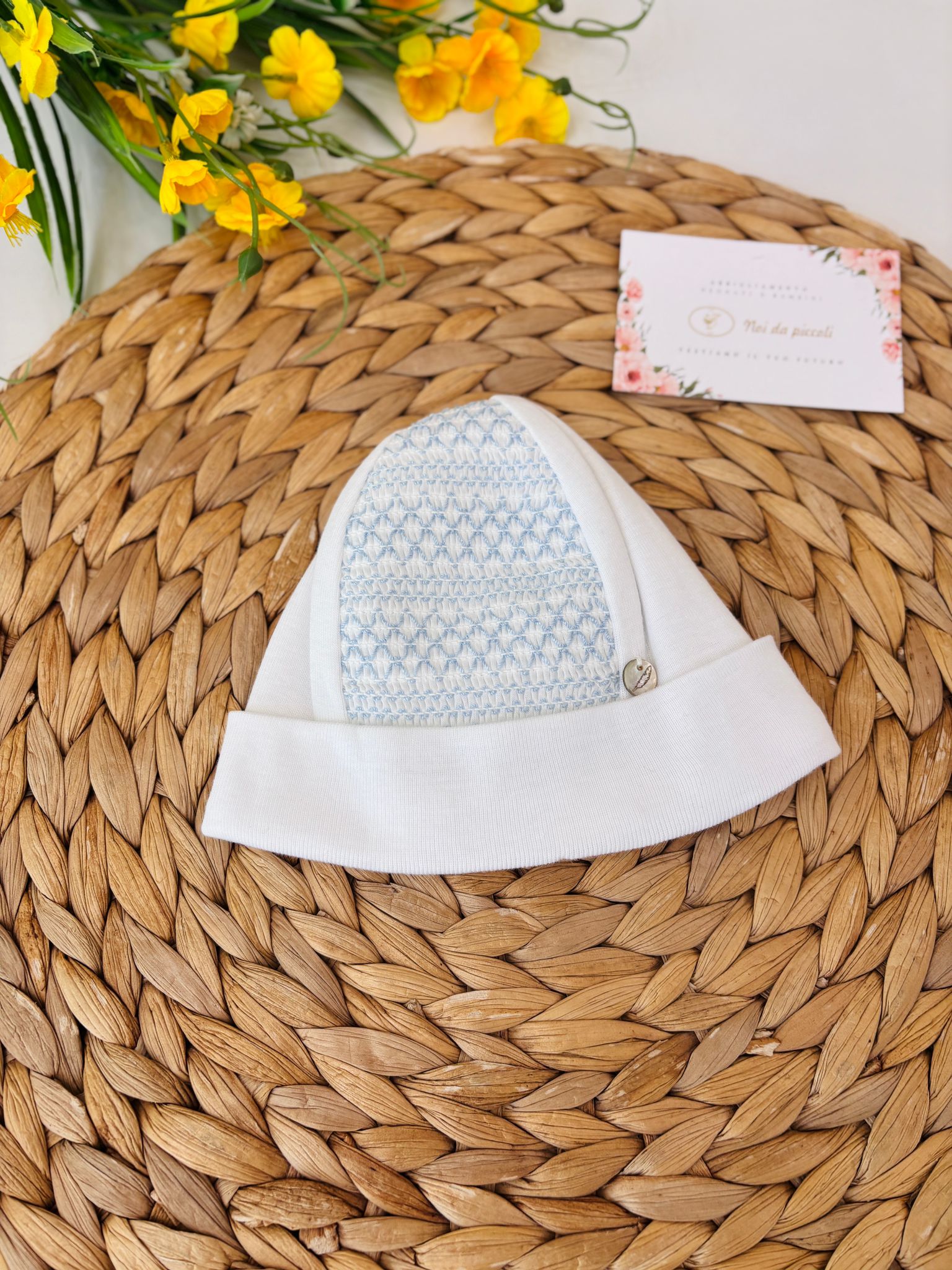 CAPPELLINO IN COTONE CON RICAMI BIANCO CIELO - Noi da piccoli