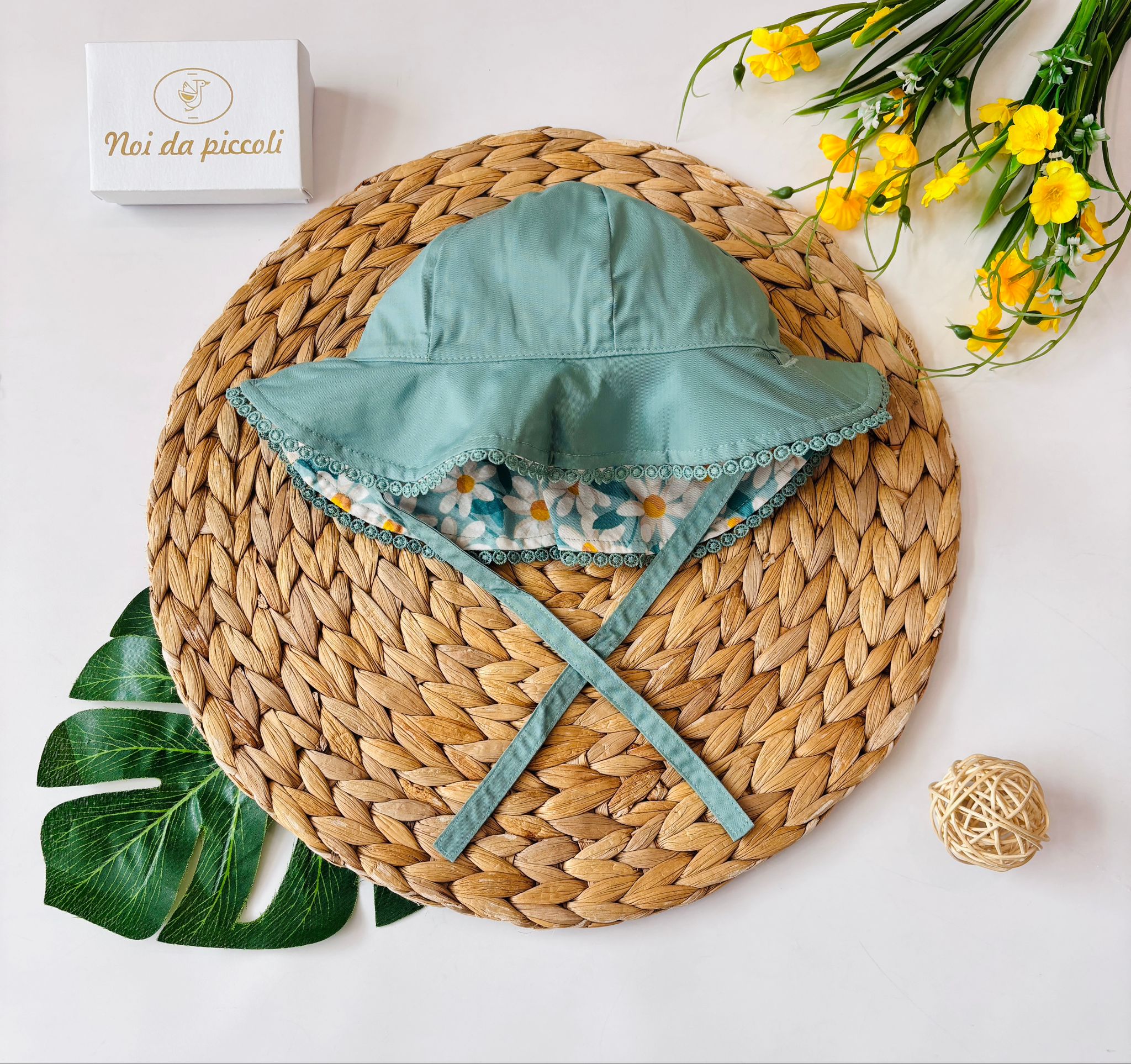 CAPPELLINO IN COTONE CON RICAMI VERDE - Noi da piccoli