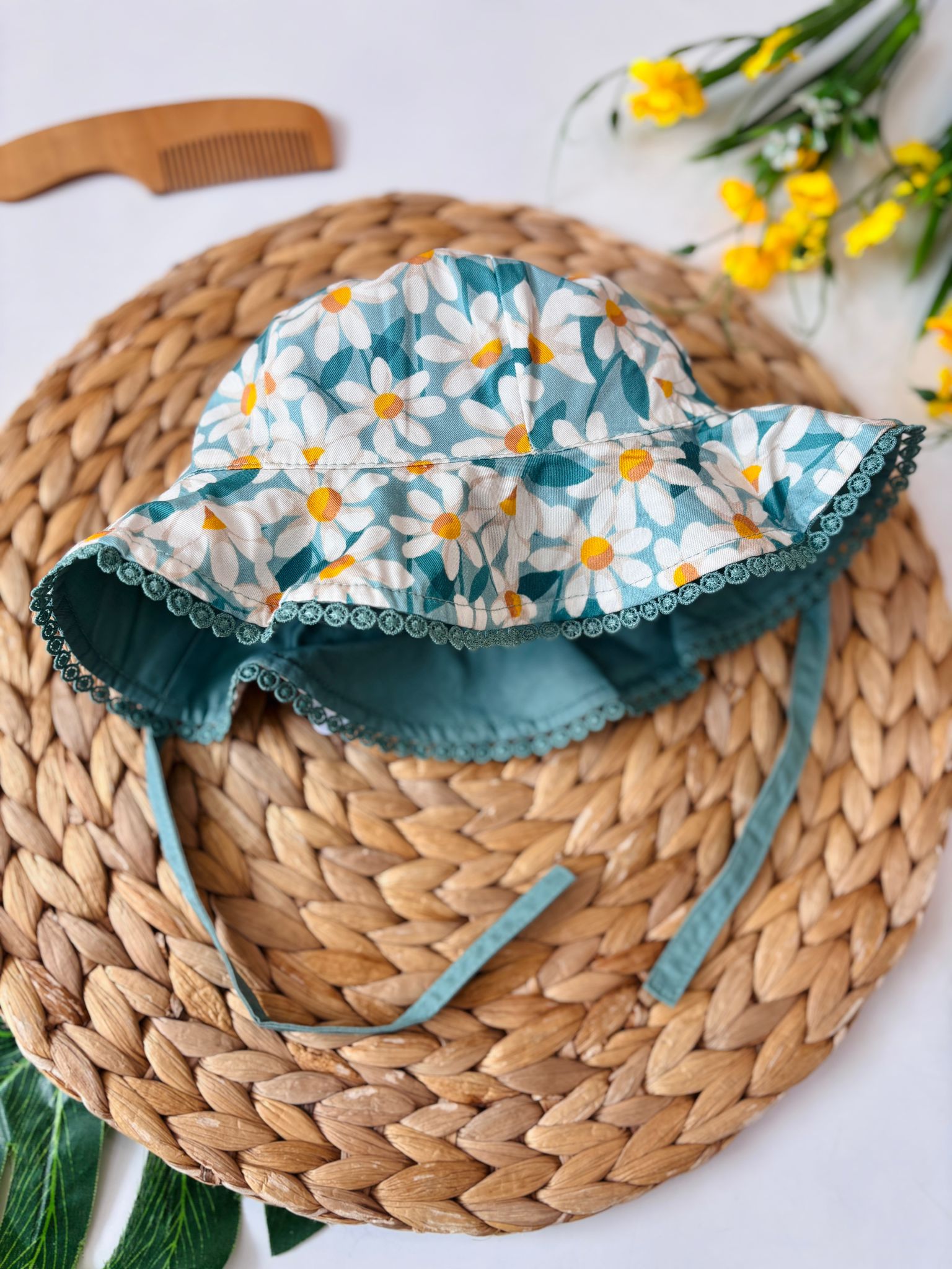 CAPPELLINO IN COTONE CON RICAMI VERDE - Noi da piccoli