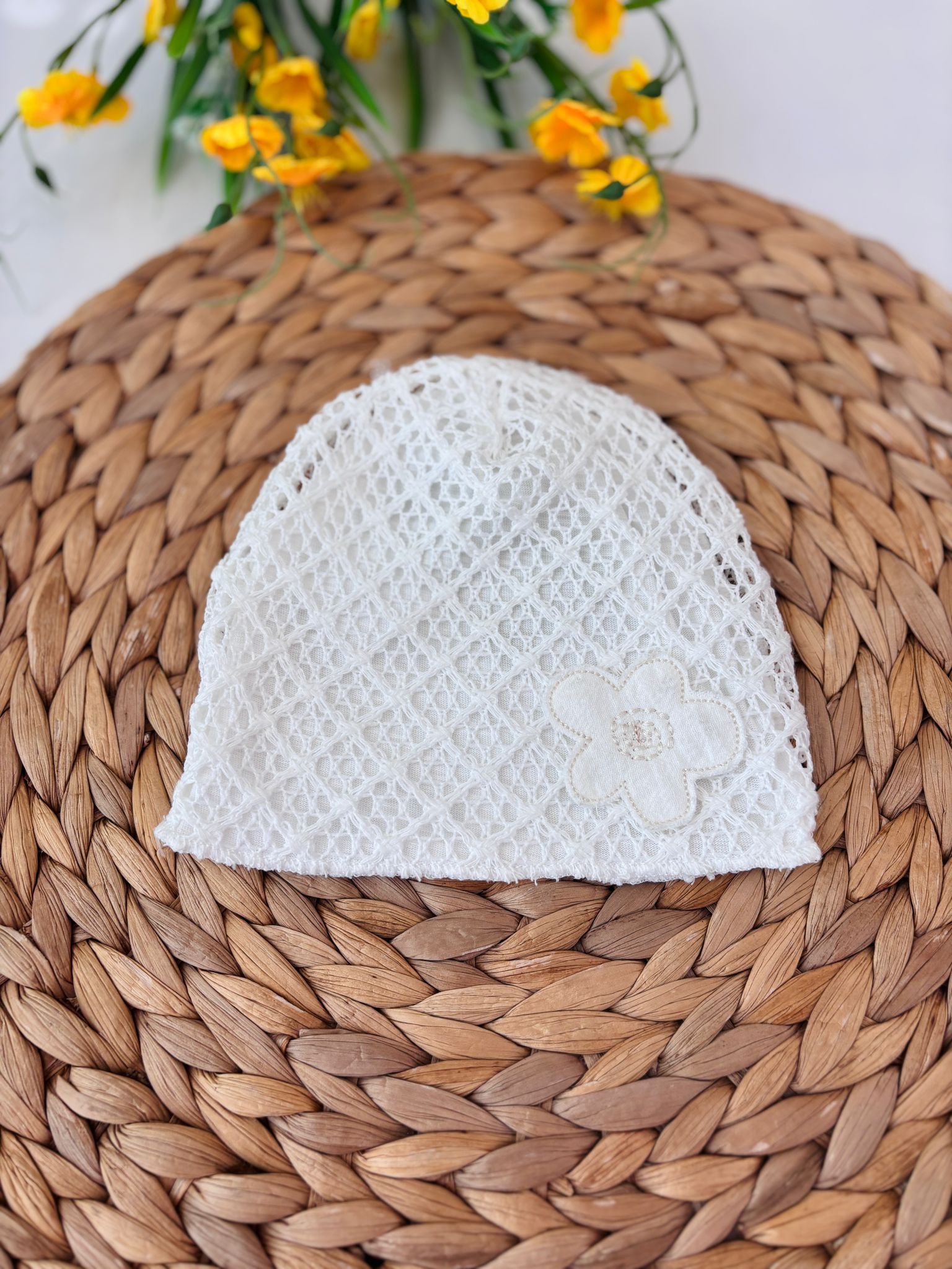 CAPPELLINO IN COTONE RICAMATO CON FIORELLINO BIANCO - Noi da piccoli