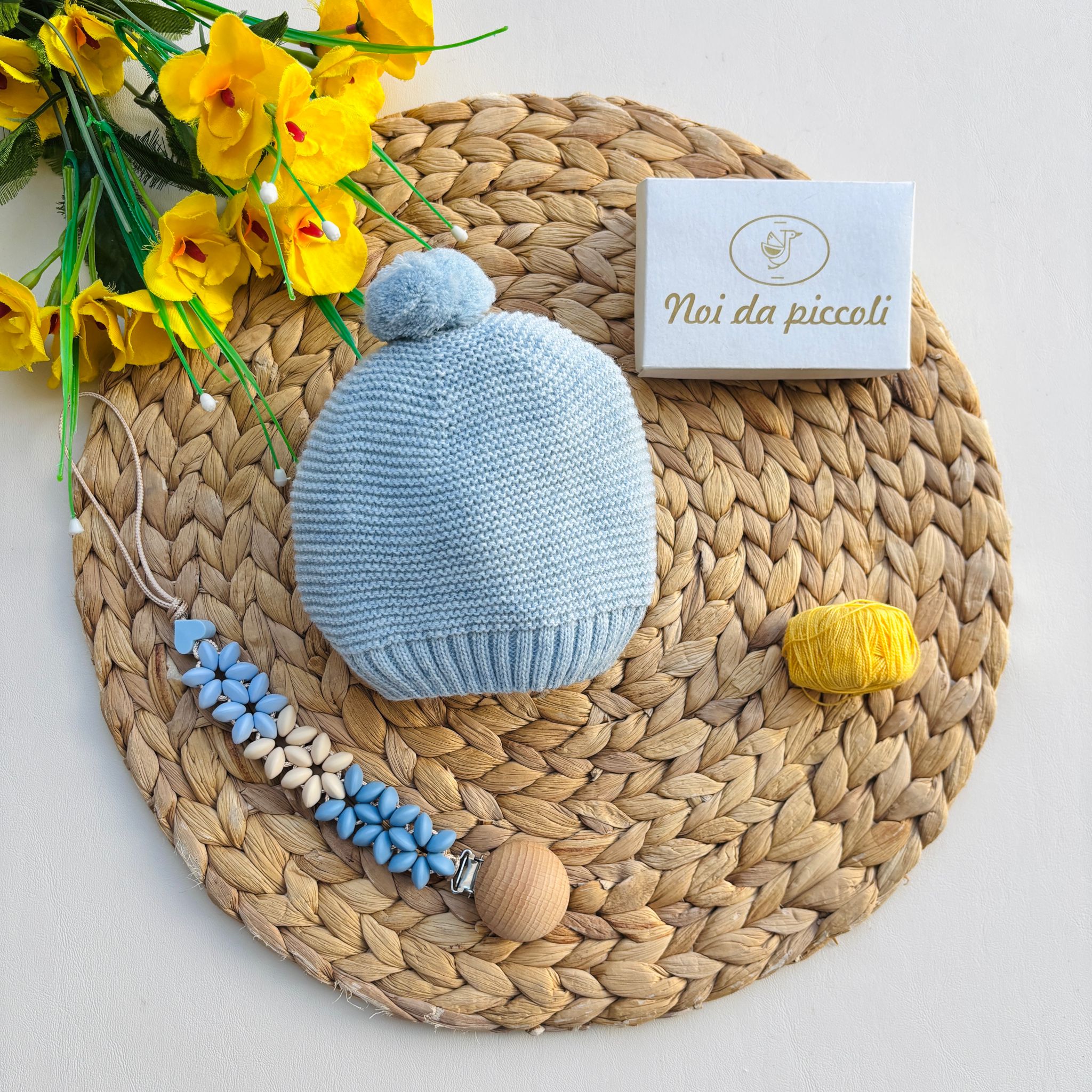 CAPPELLINO IN FILATO CALDO CON POMPON AZUL - Noi da piccoli