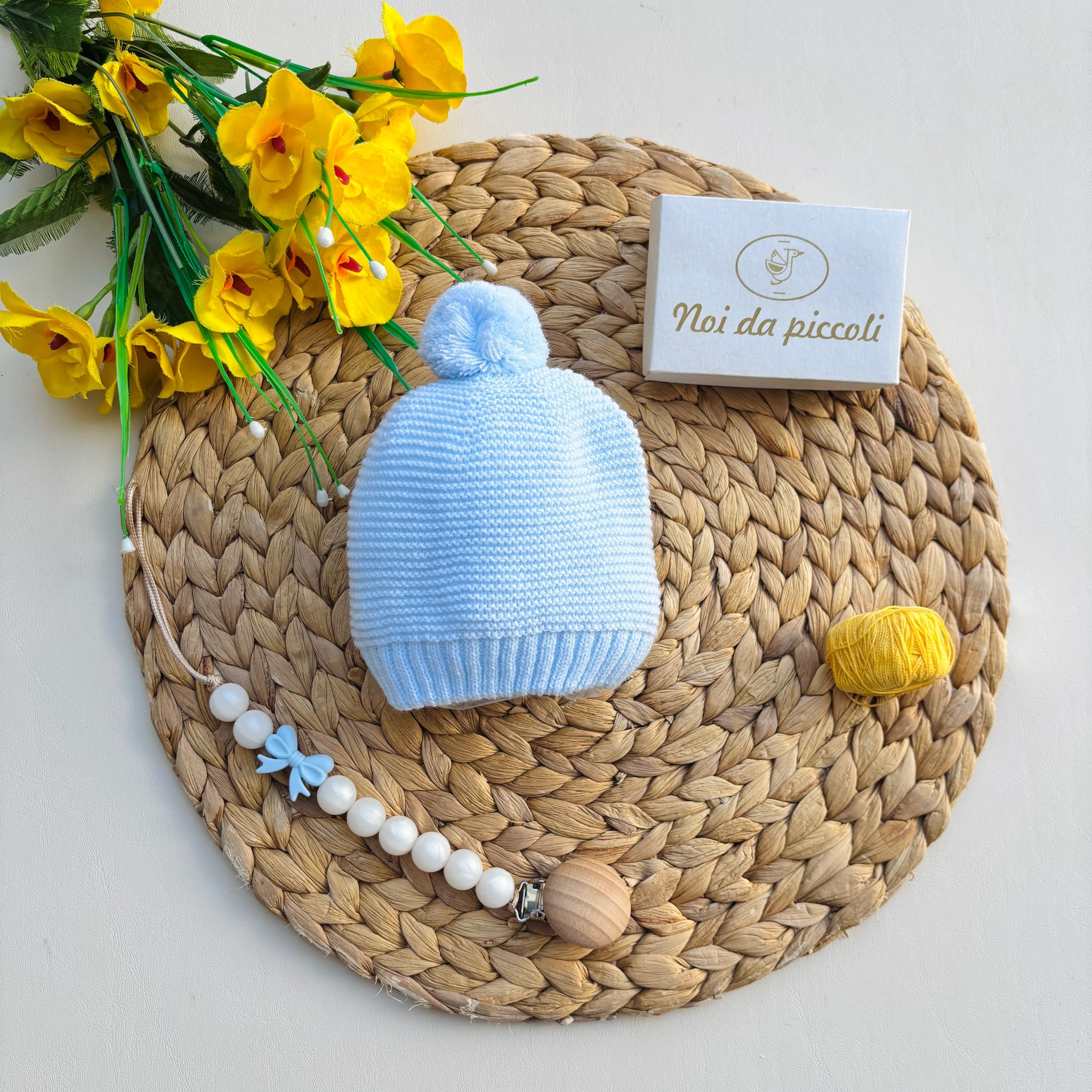 CAPPELLINO IN FILATO CALDO CON POMPON CELESTE - Noi da piccoli