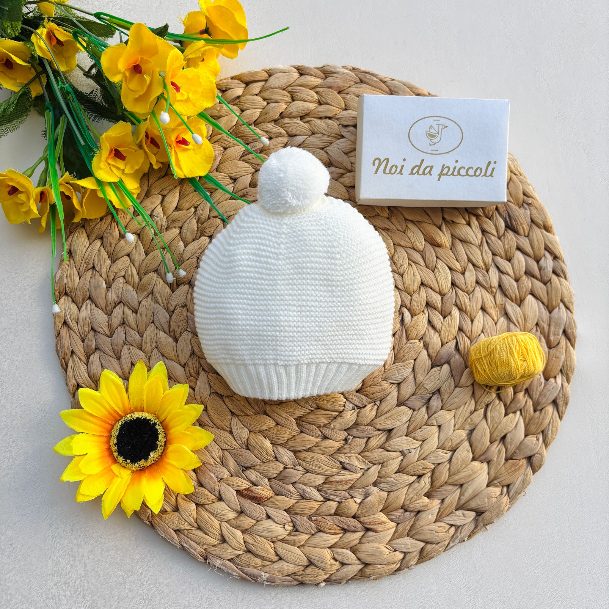 CAPPELLINO IN FILATO CALDO CON POMPON CRUDO - Noi da piccoli