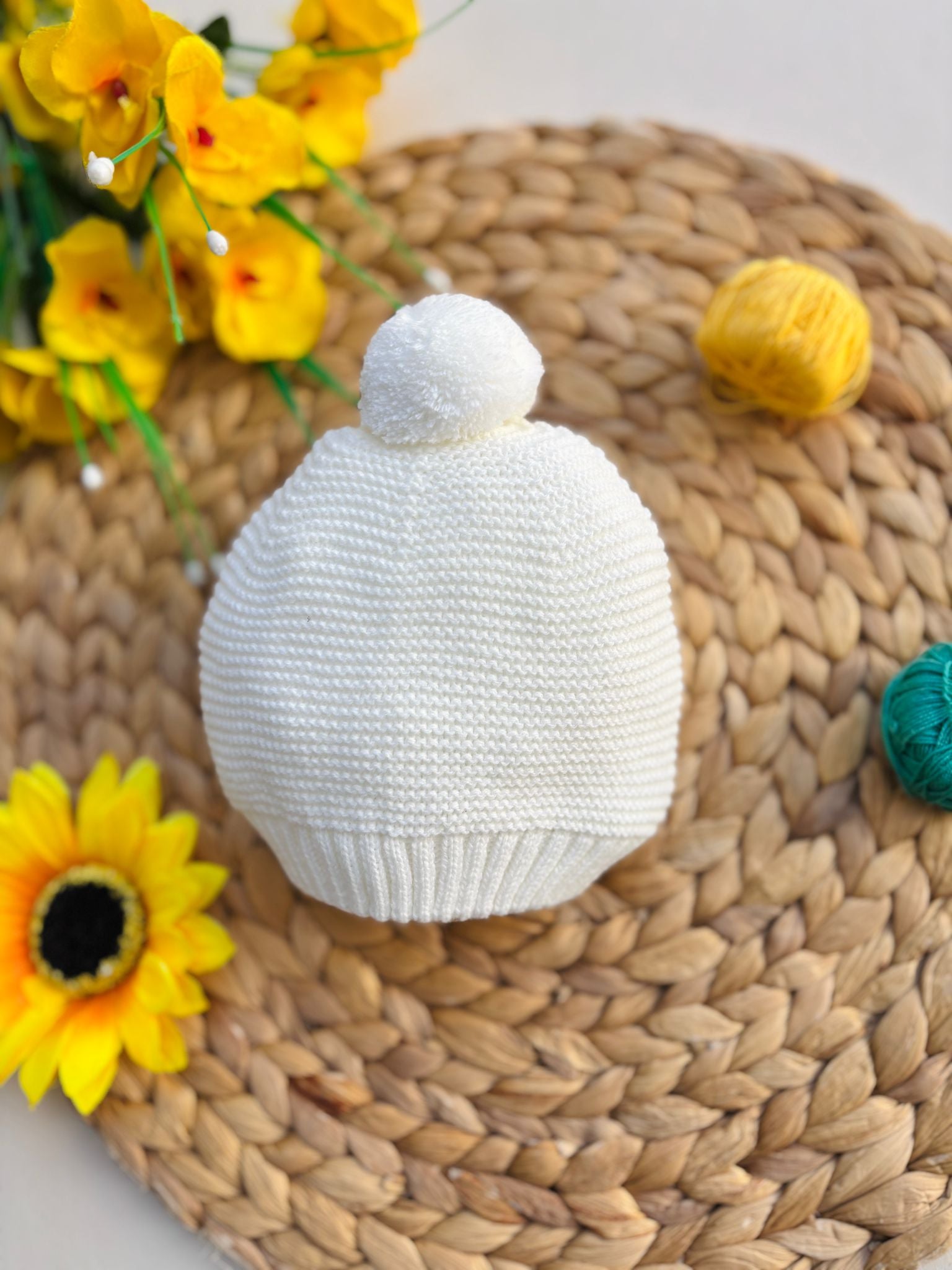 CAPPELLINO IN FILATO CALDO CON POMPON CRUDO - Noi da piccoli