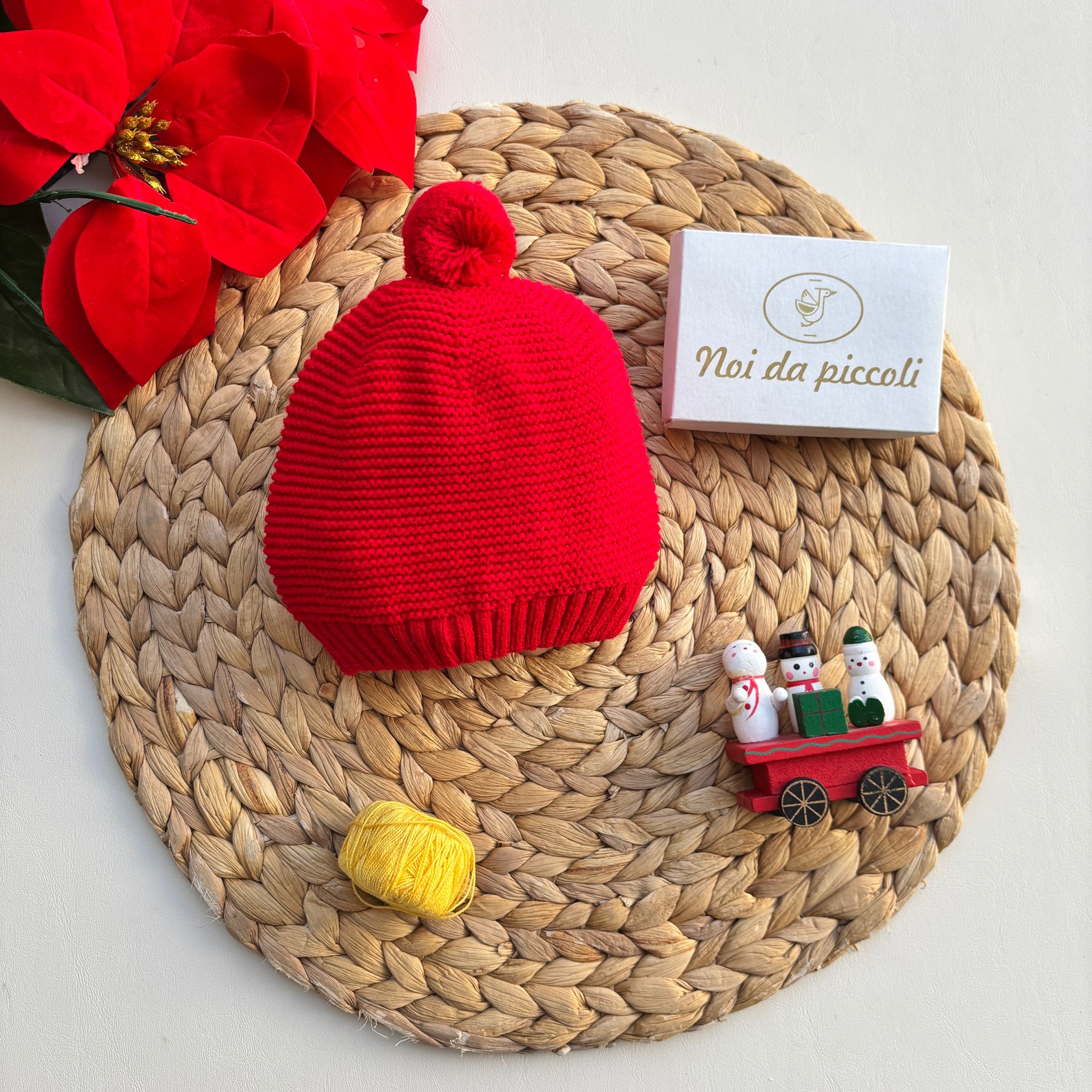 CAPPELLINO IN FILATO CALDO CON POMPON rojo - Noi da piccoli