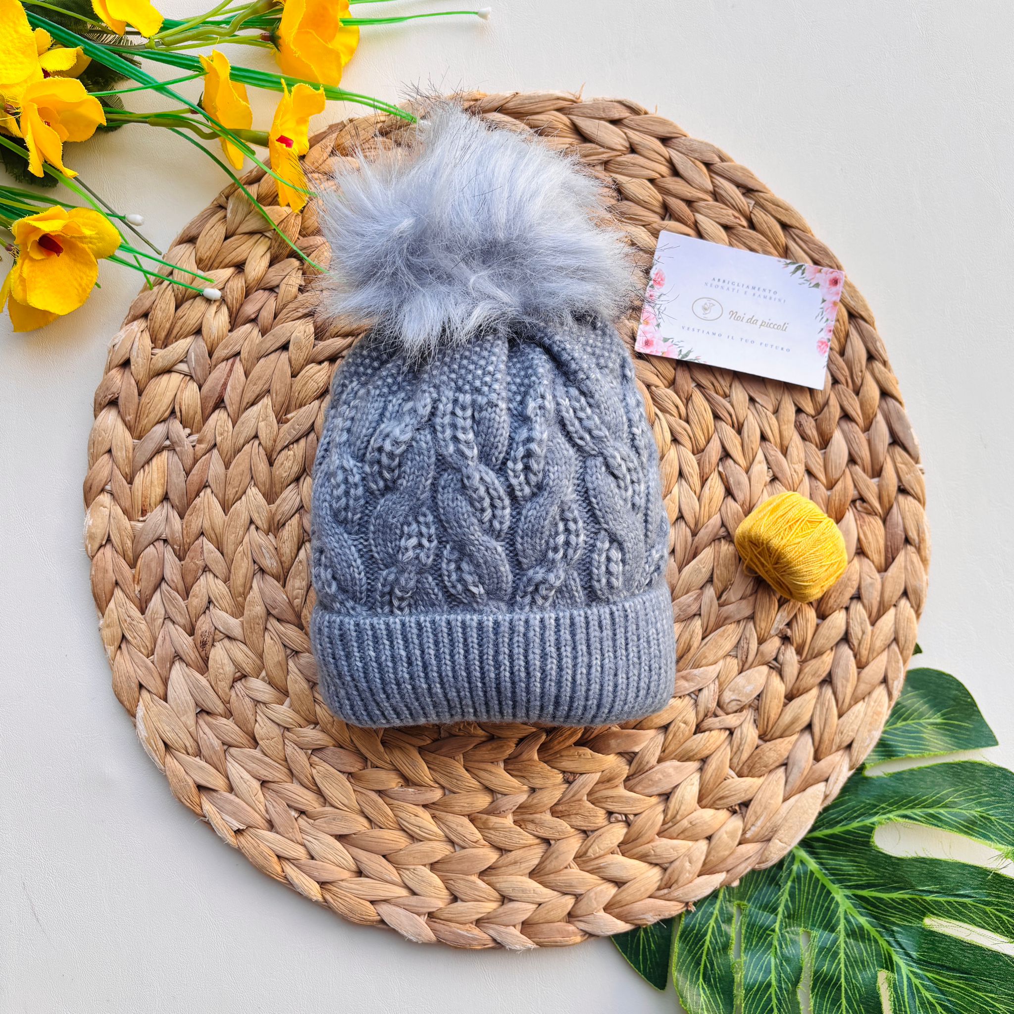 CAPPELLINO IN LANA INTRECCIATO CON POMPON CIELO - Noi da piccoli