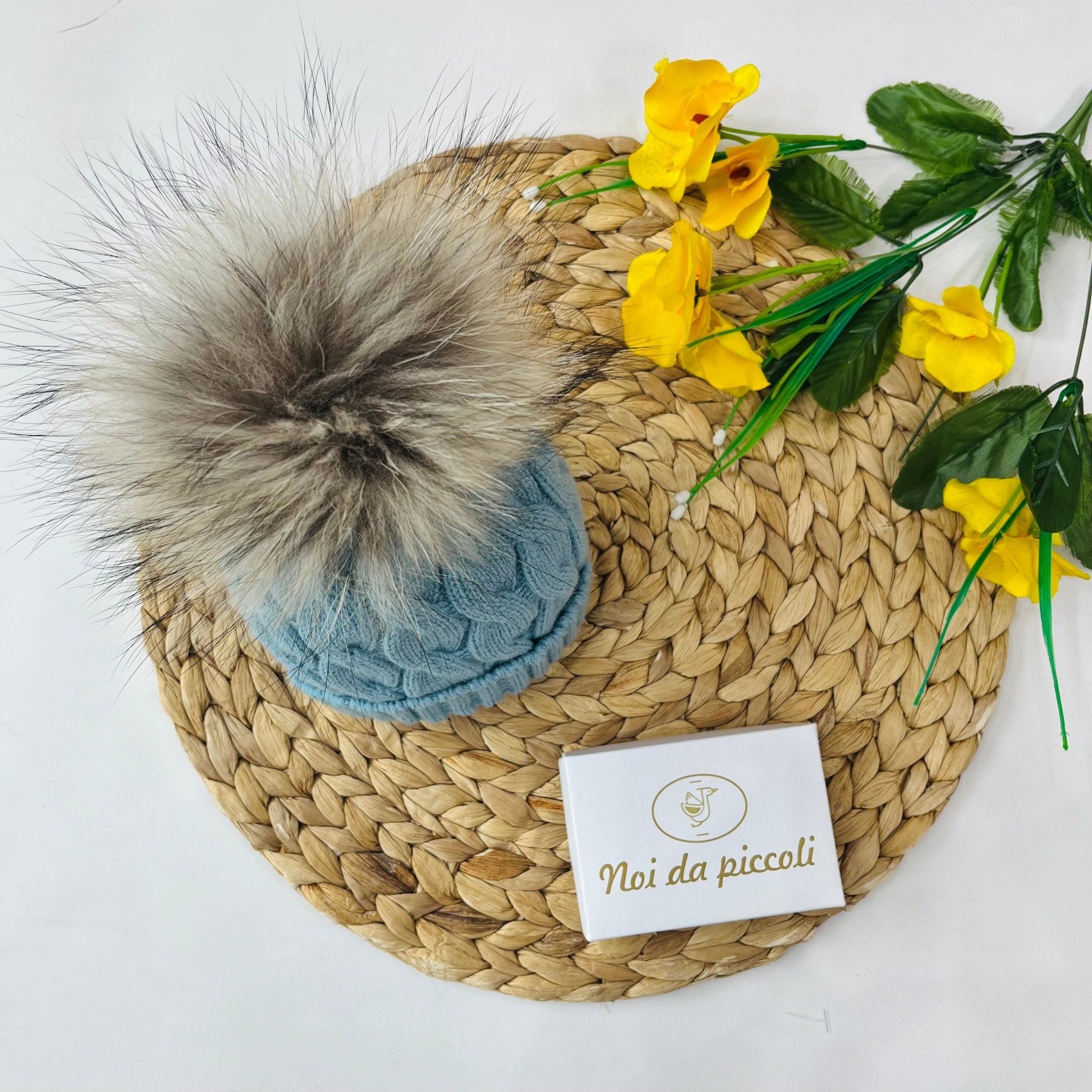 CAPPELLINO IN MAGLIA TRECCE CON PONPON ECOLOGICO CELESTONE - Noi da piccoli