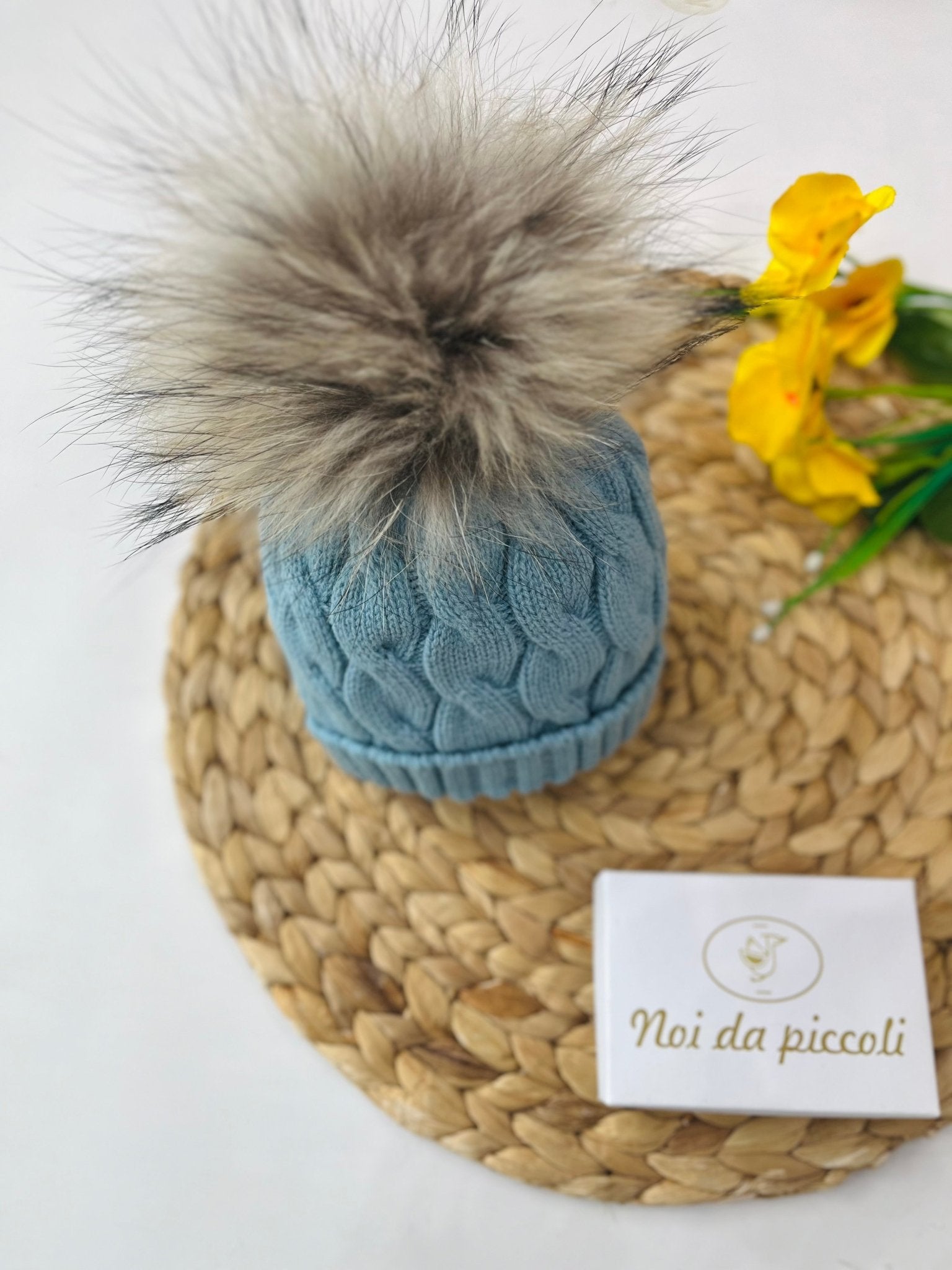 CAPPELLINO IN MAGLIA TRECCE CON PONPON ECOLOGICO CELESTONE - Noi da piccoli