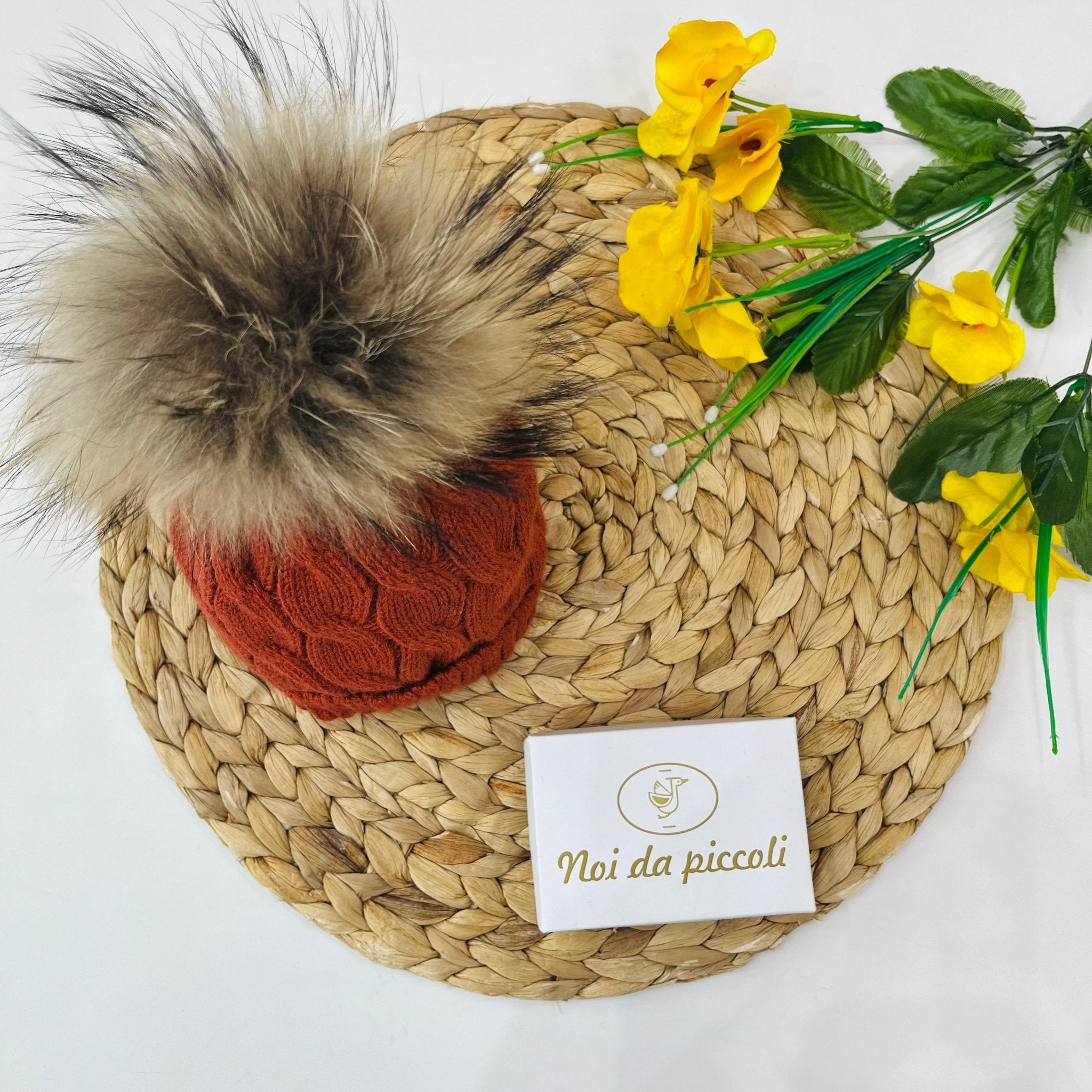 CAPPELLINO IN MAGLIA TRECCE CON PONPON ECOLOGICO RUGGINE - Noi da piccoli