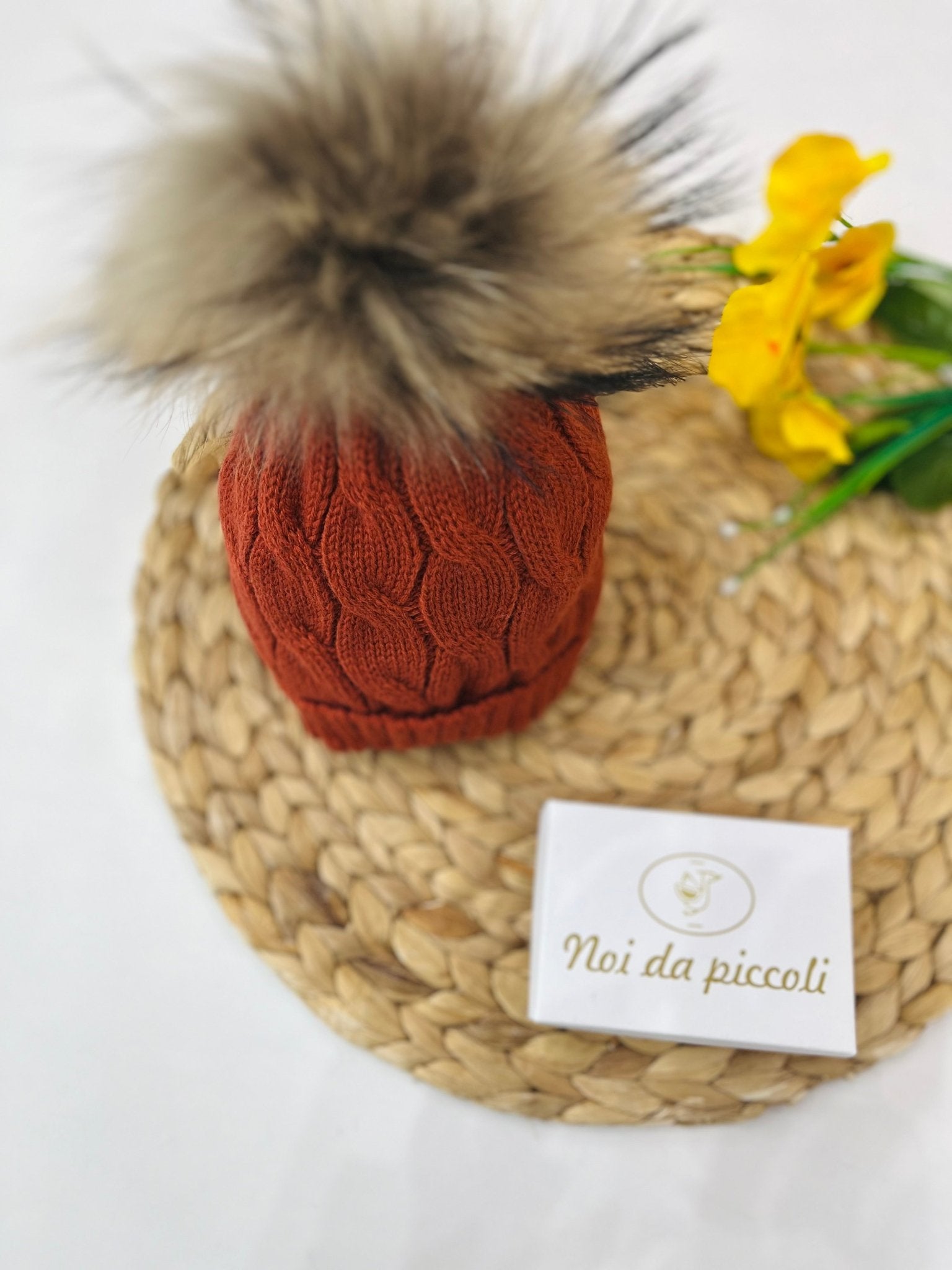 CAPPELLINO IN MAGLIA TRECCE CON PONPON ECOLOGICO RUGGINE - Noi da piccoli