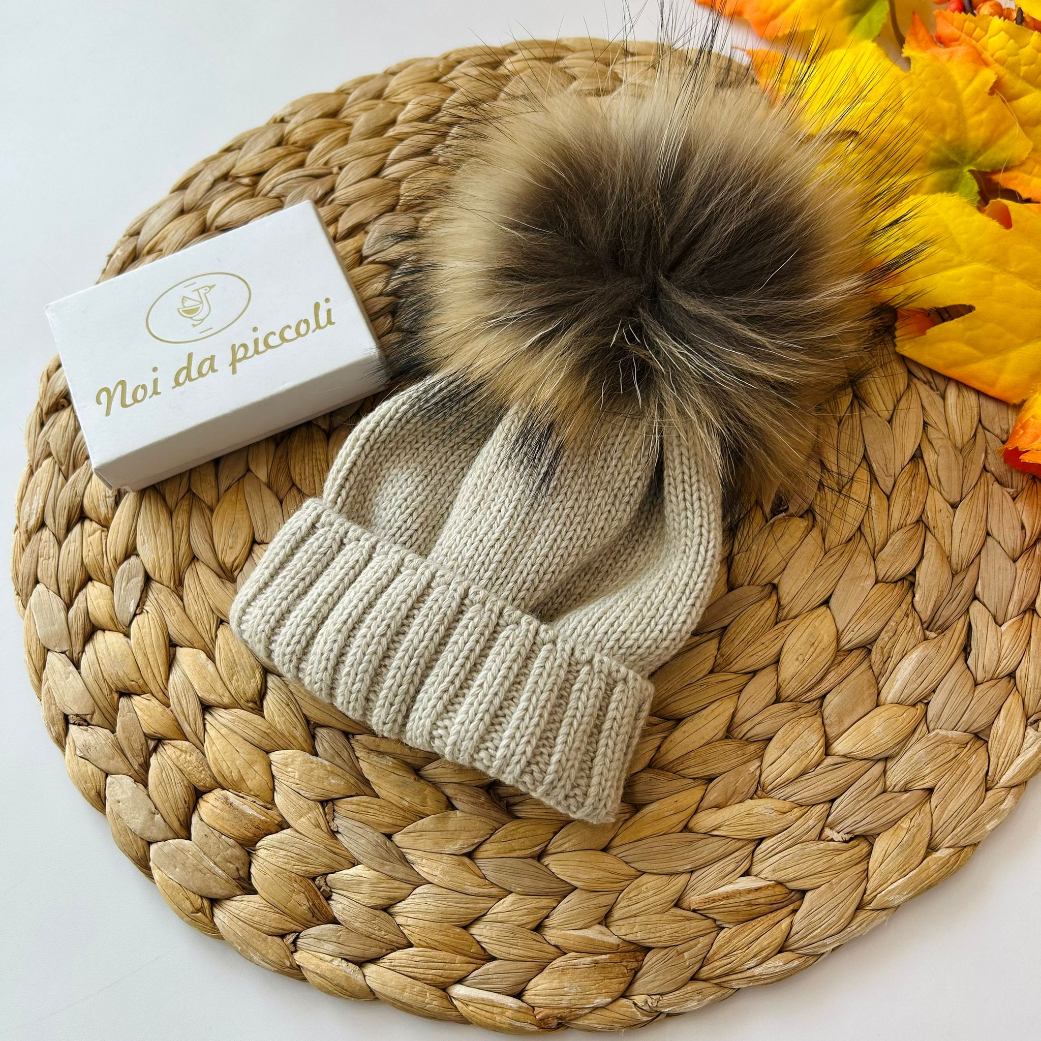 CAPPELLINO LANA E CASHEMIRE PON POM VOLPE BEIGE - Noi da piccoli