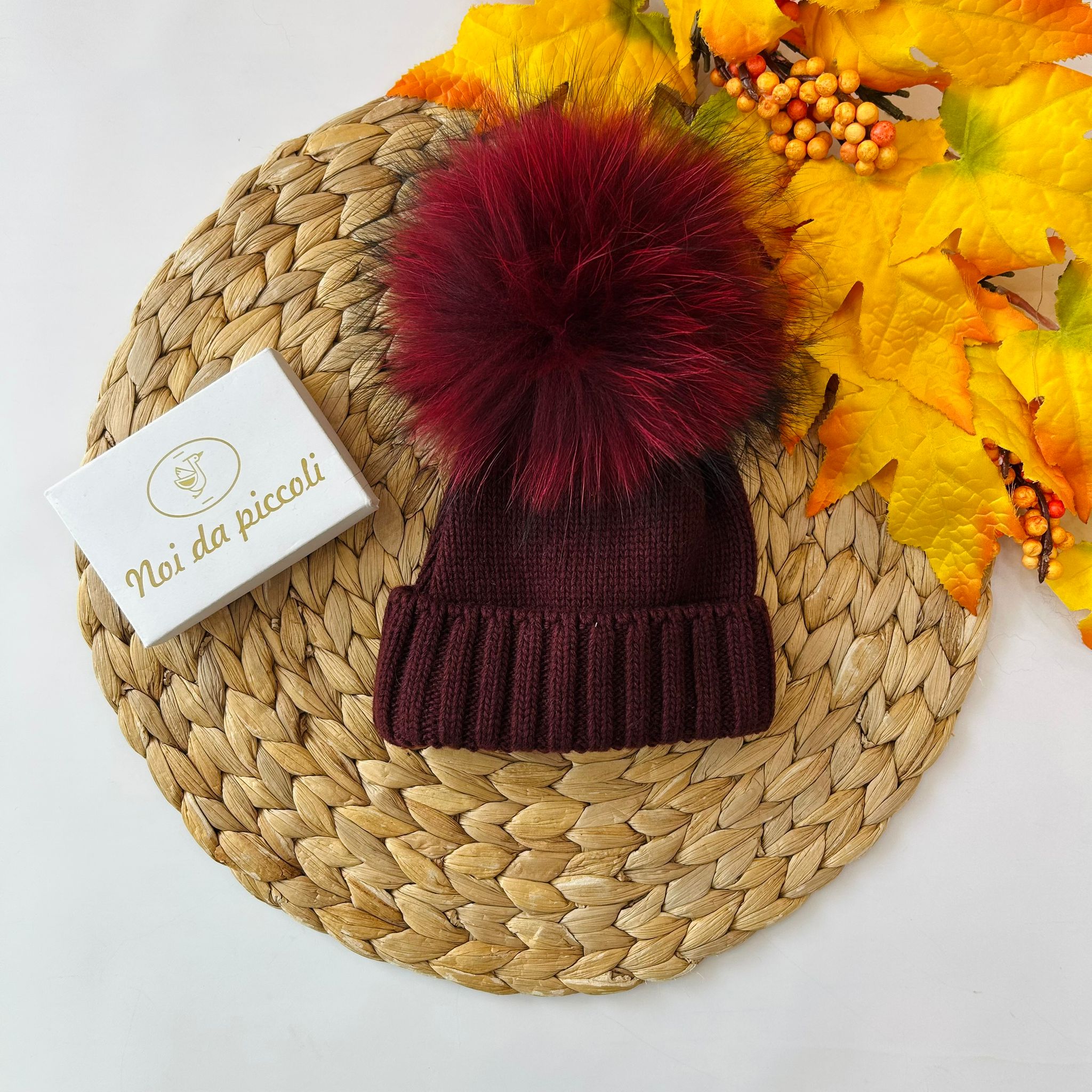 CAPPELLINO LANA E CASHEMIRE PON POM VOLPE BORDEAUX - Noi da piccoli