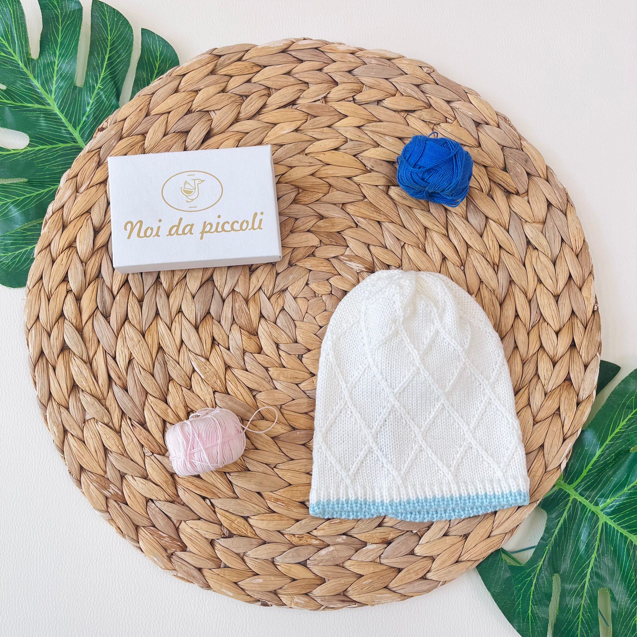 CAPPELLINO ROMBI E BORDINO 100% lana merino extrafine CIELO E PANNA - Noi da piccoli