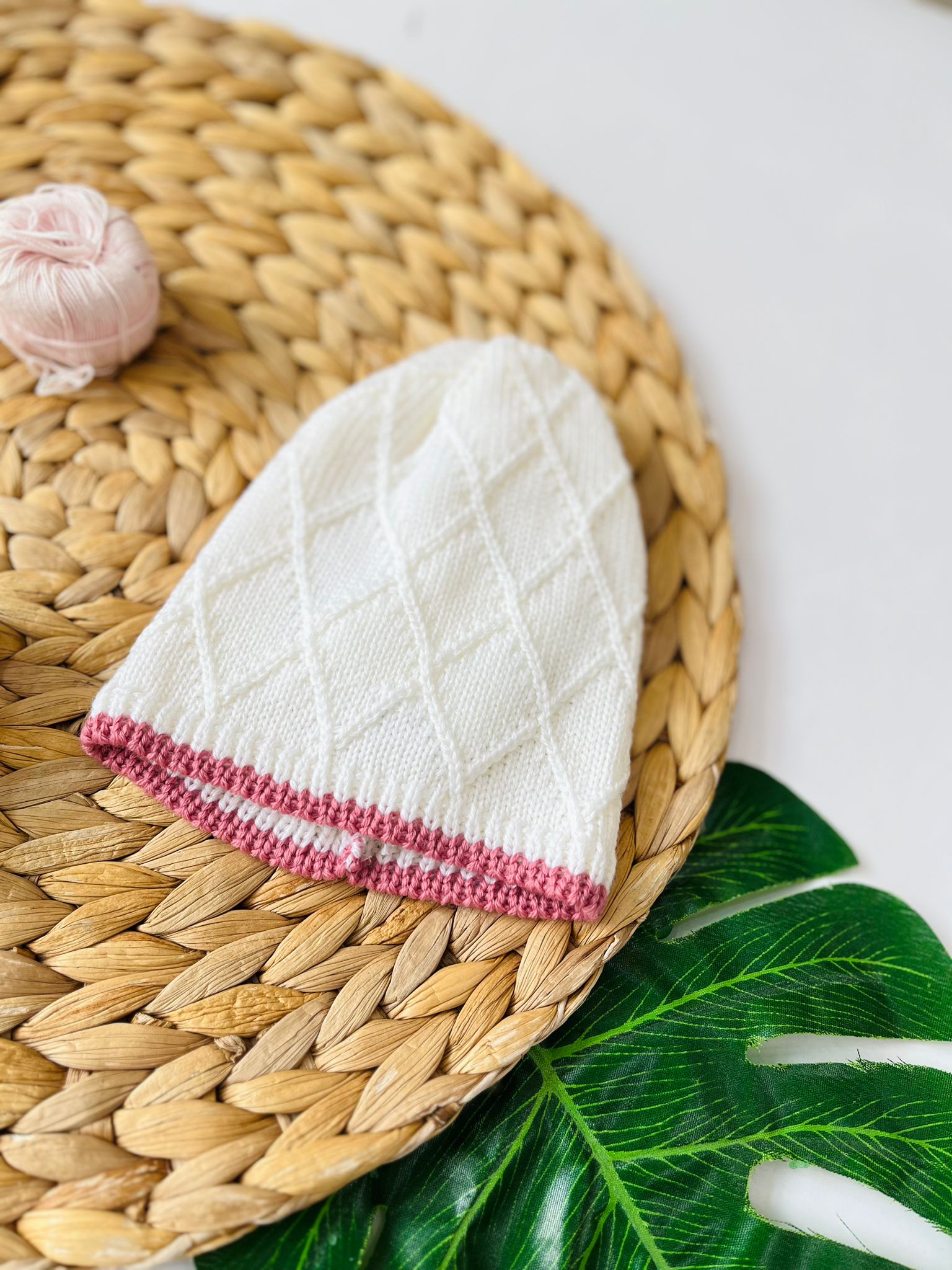 CAPPELLINO ROMBI E BORDINO 100% PURA LANA MERINO EXTRAFINE PANNA E MALVA - Noi da piccoli