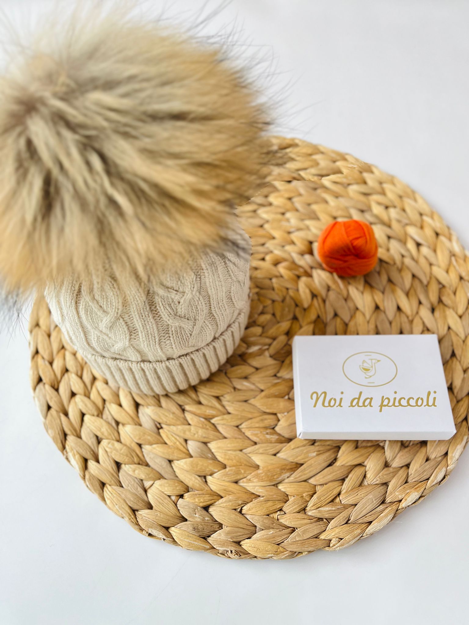 CAPPELLINO TRECCIA 1 PON POM IN VOLPE MOURMANSK LANA E CASHMERE BEIGE - Noi da piccoli