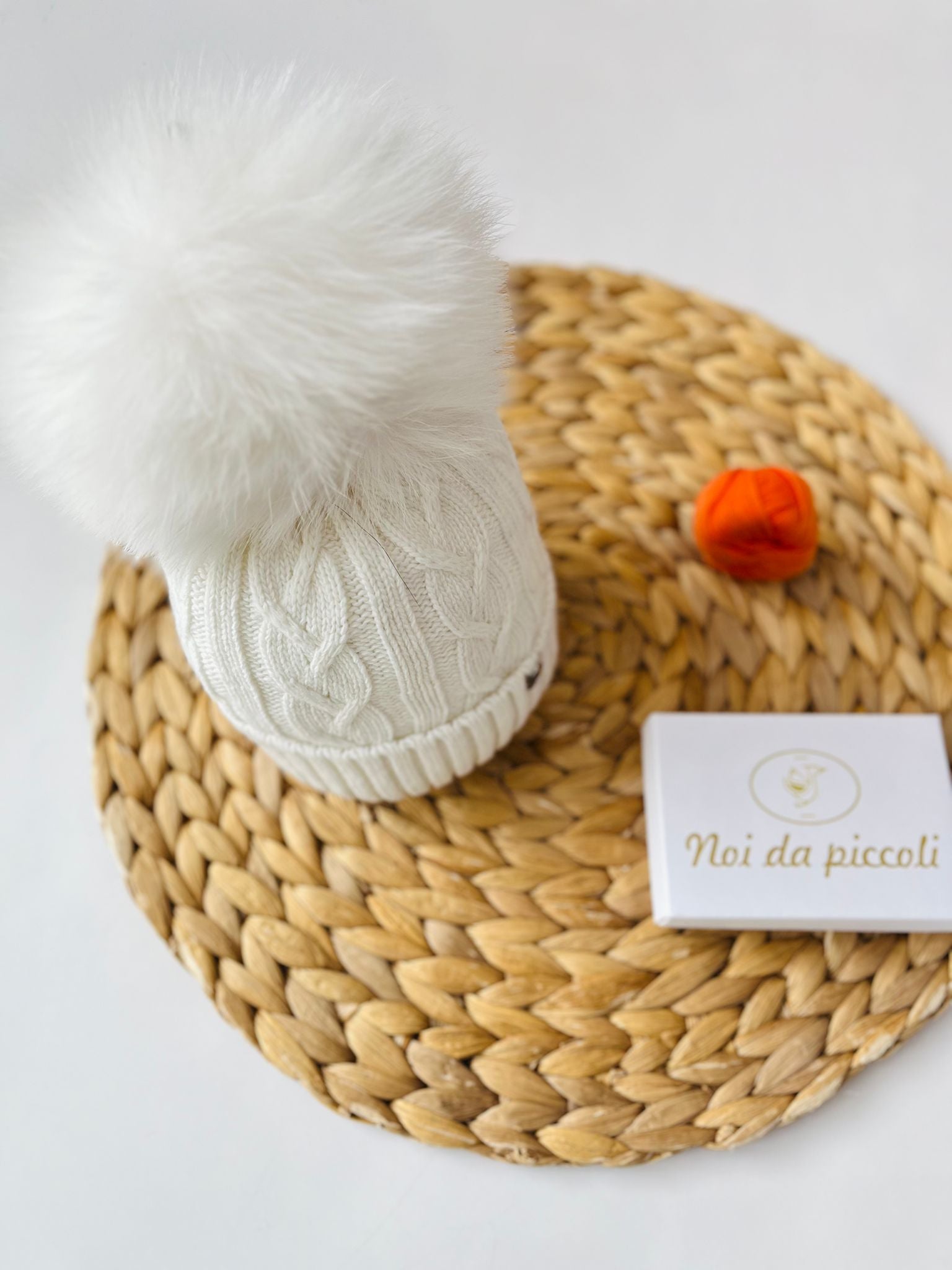 CAPPELLINO TRECCIA 1 PON POM VOLPE LANA E CASHMERE BIANCO - Noi da piccoli