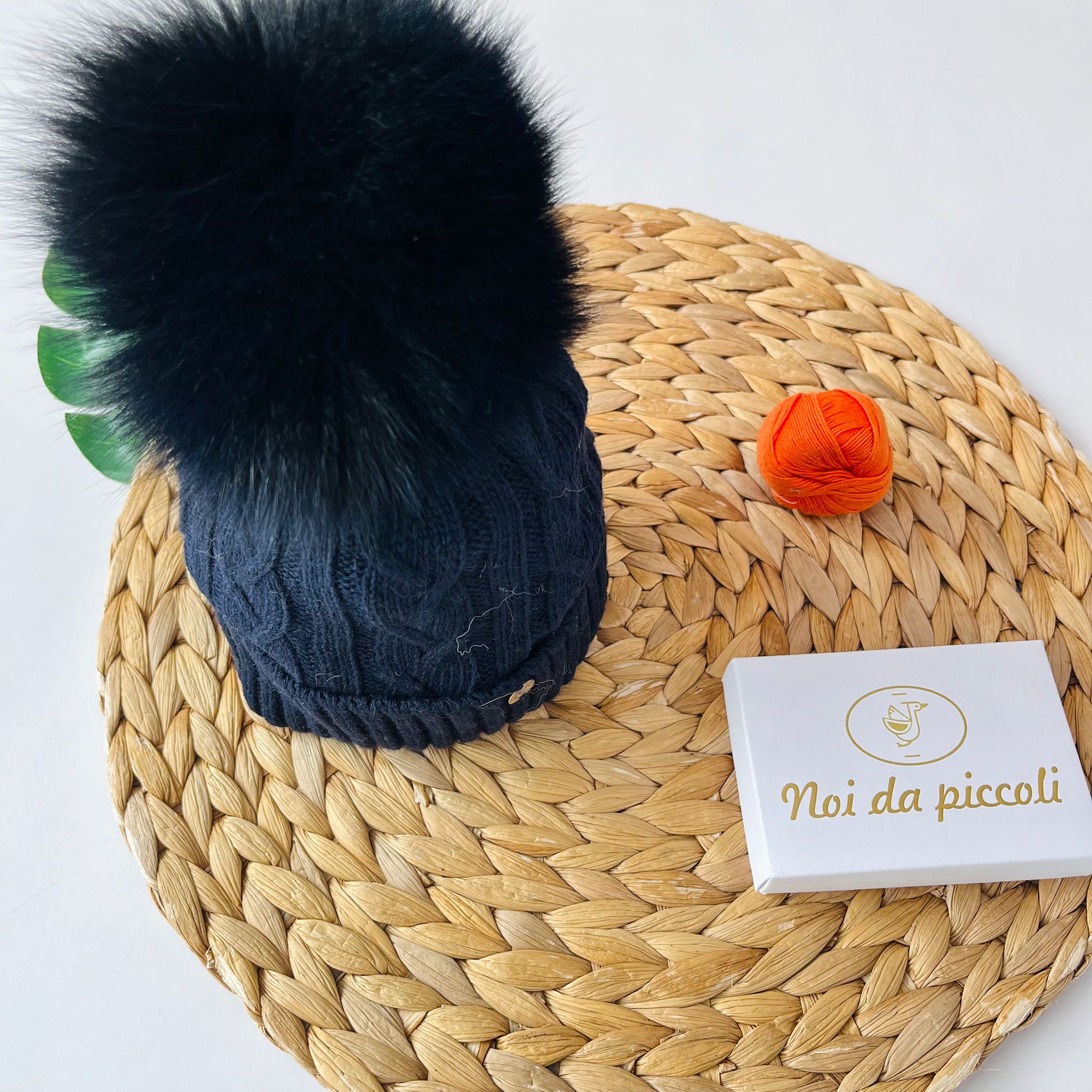 CAPPELLINO TRECCIA 1 PON POM VOLPE LANA E CASHMERE BLU - Noi da piccoli