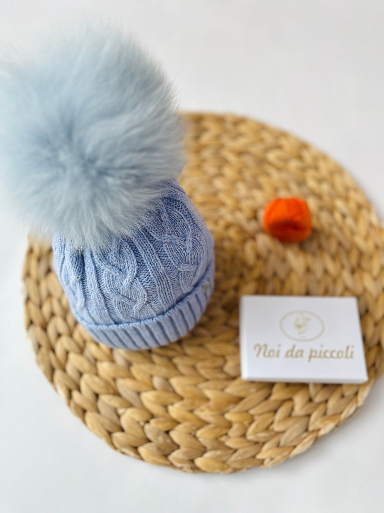 CAPPELLINO TRECCIA 1 PON POM VOLPE LANA E CASHMERE CIELO - Noi da piccoli