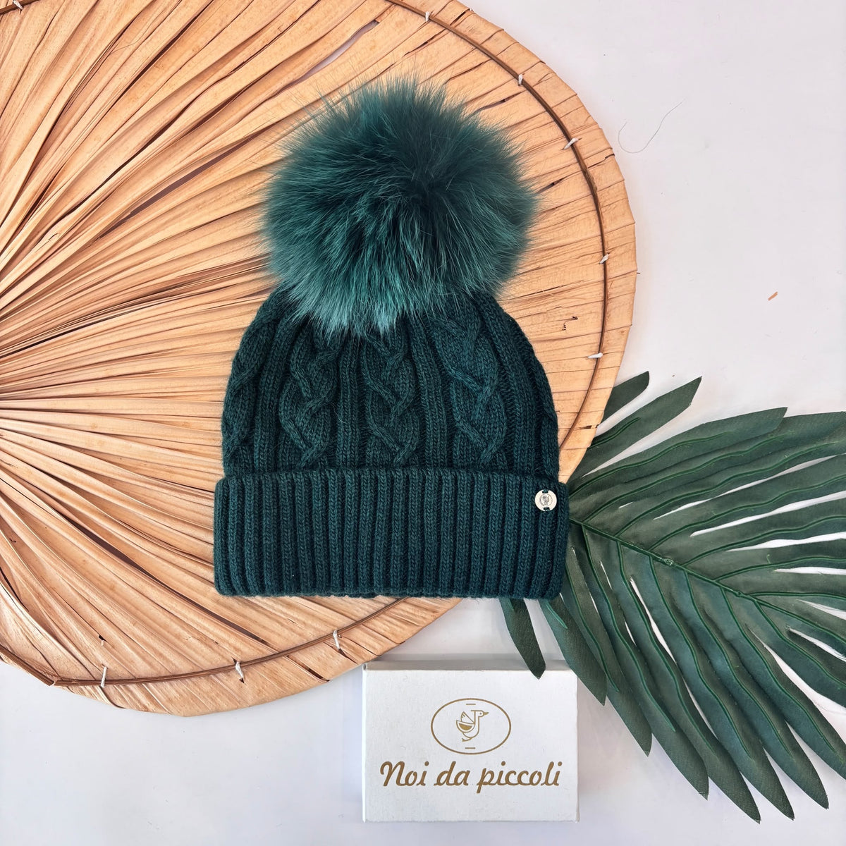 CAPPELLINO TRECCIA 1 PON POM VOLPE LANA E CASHMERE VERDE - Noi da piccoli