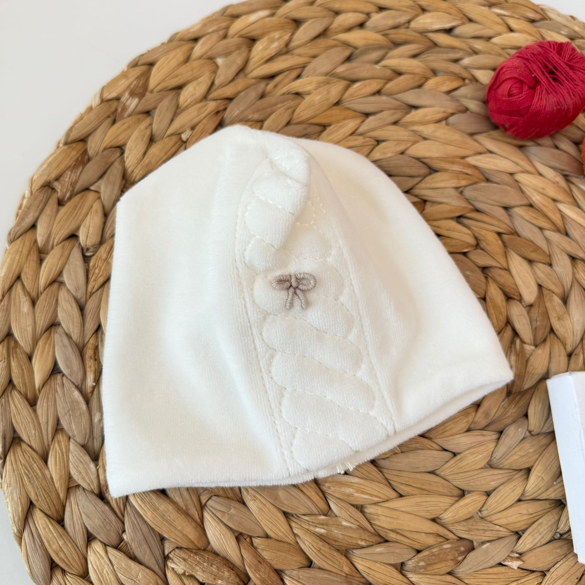 CAPPELLO IN CINIGLIA BIANCO CON RICAMO A TRECCIA - Noi da piccoli