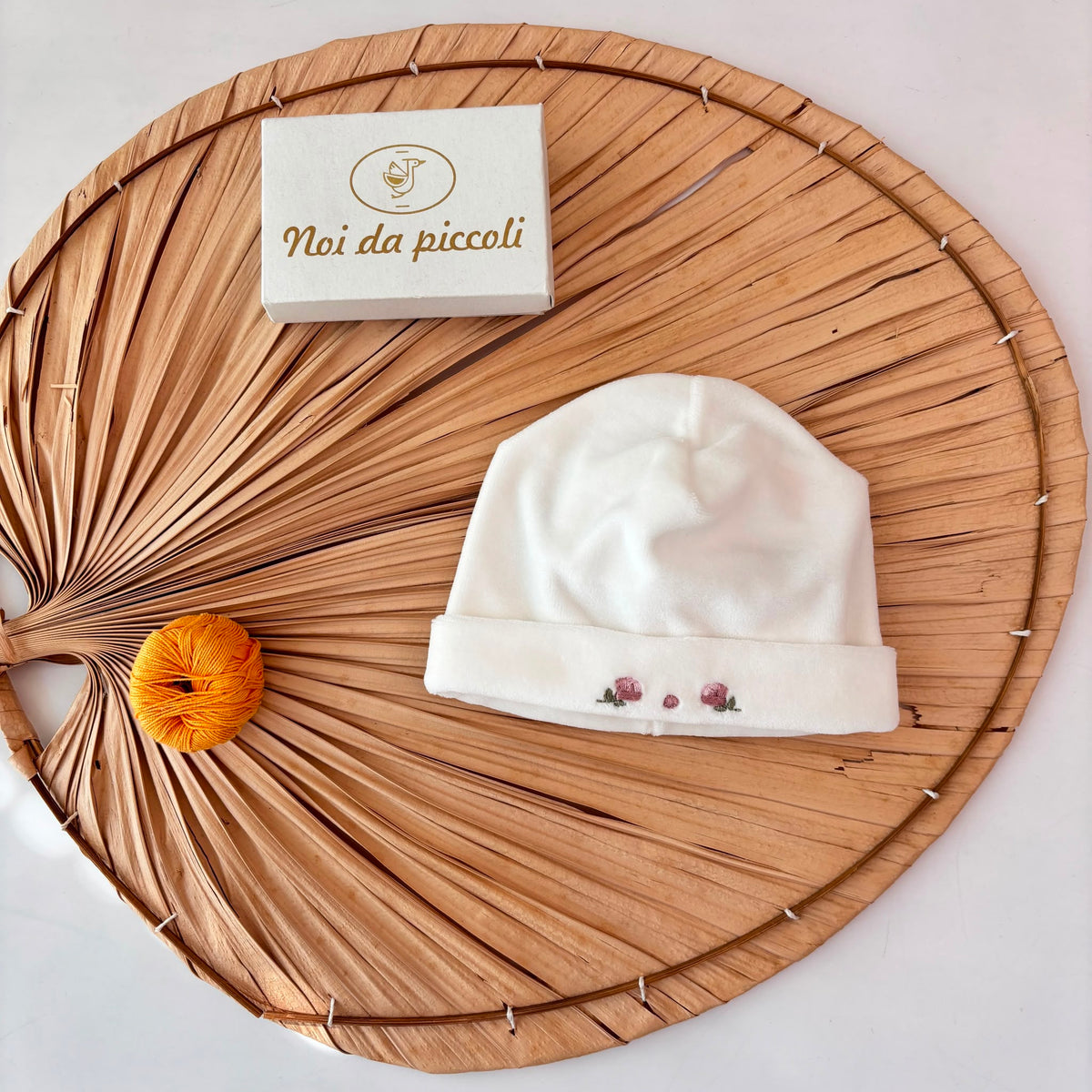 Cappello in Ciniglia con Roselline Ricamate Panna Ninnaoh - Noi da piccoli