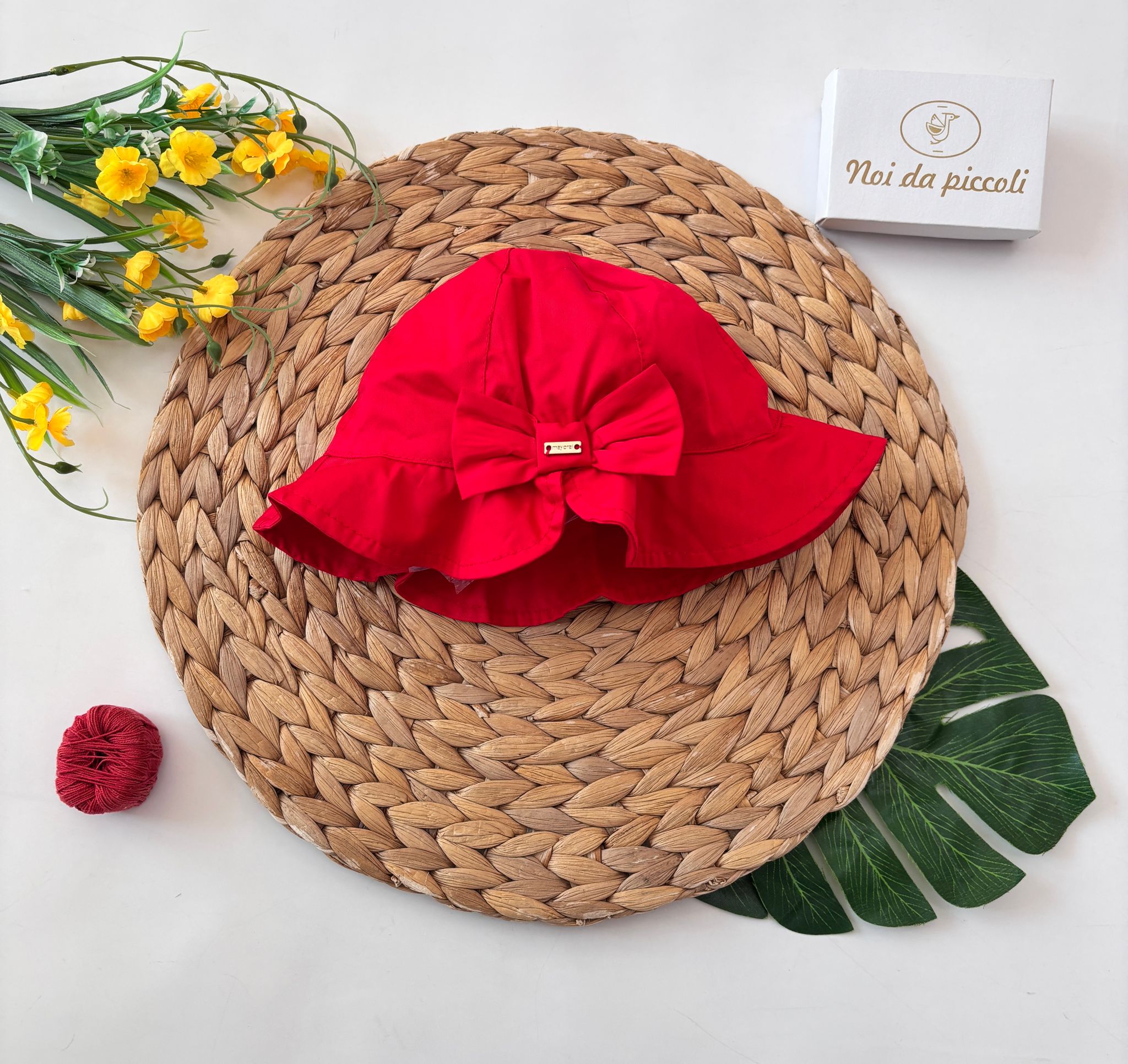 CAPPELLO IN COTONE CON FIOCCO ROSSO - Noi da piccoli