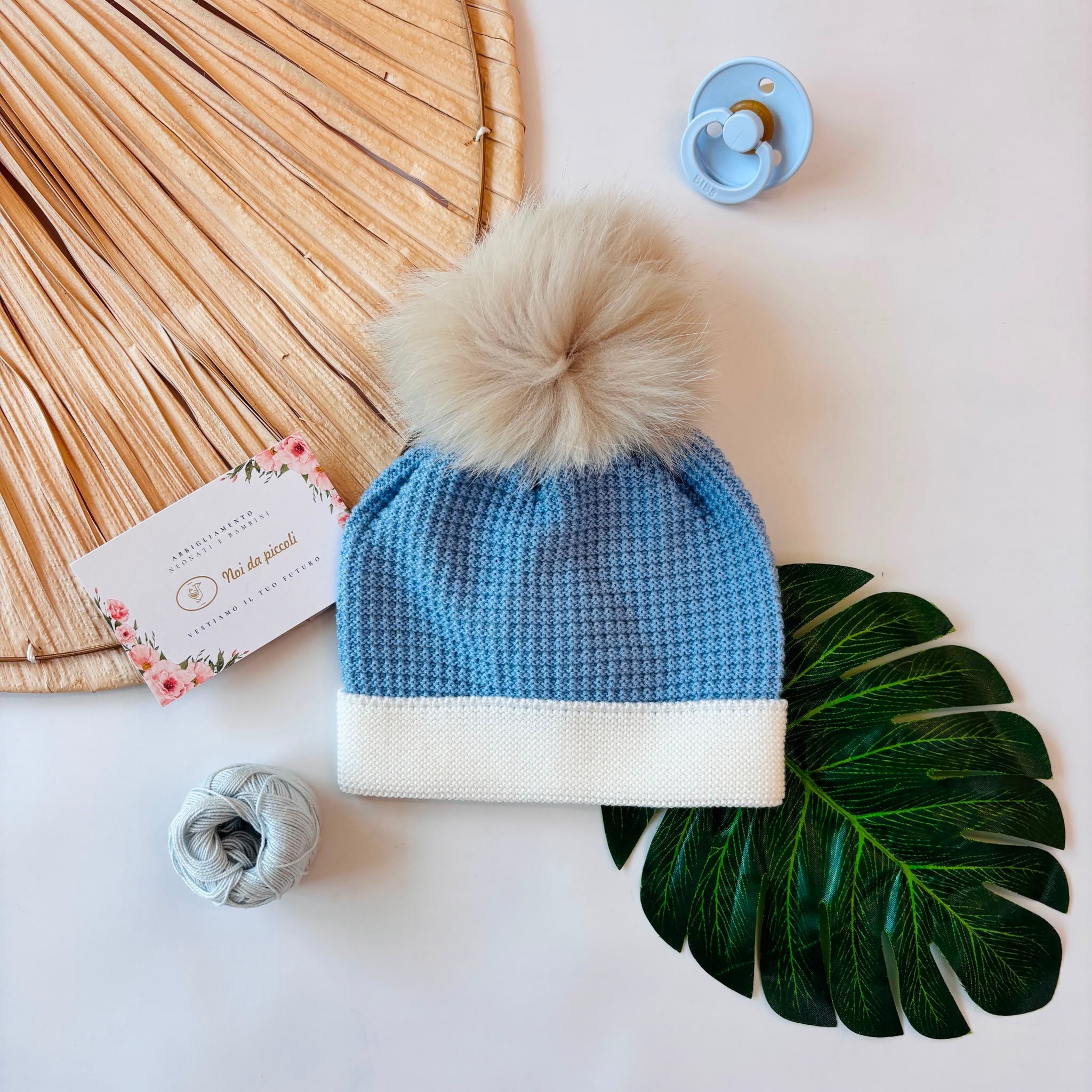 CAPPELLO IN LANA AVION CON PONPOM BEIGE - Noi da piccoli